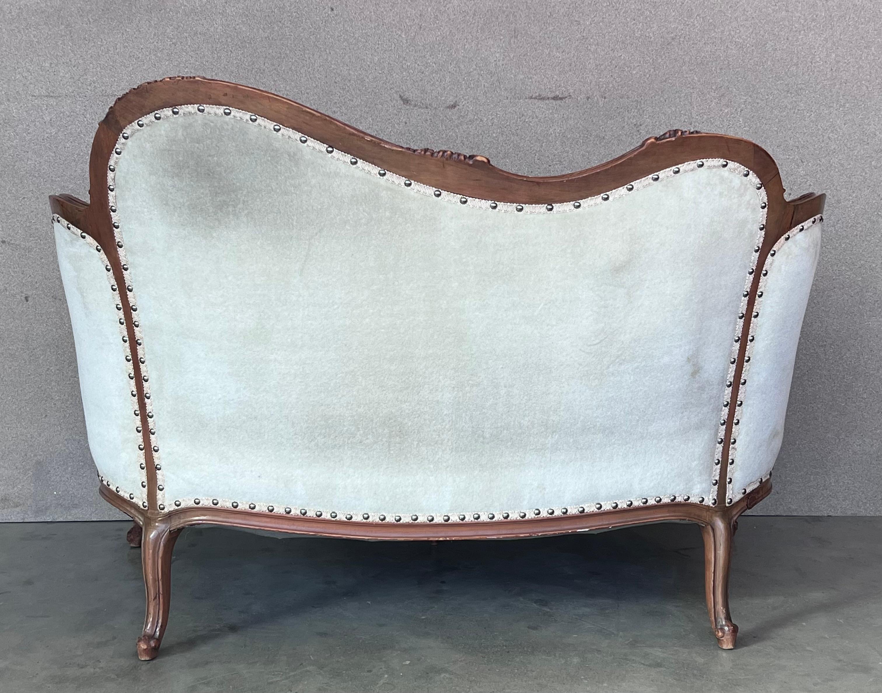 Francese Coppia di divani vittoriani in noce intagliato con schienale a bottoni, circa 1890 in vendita