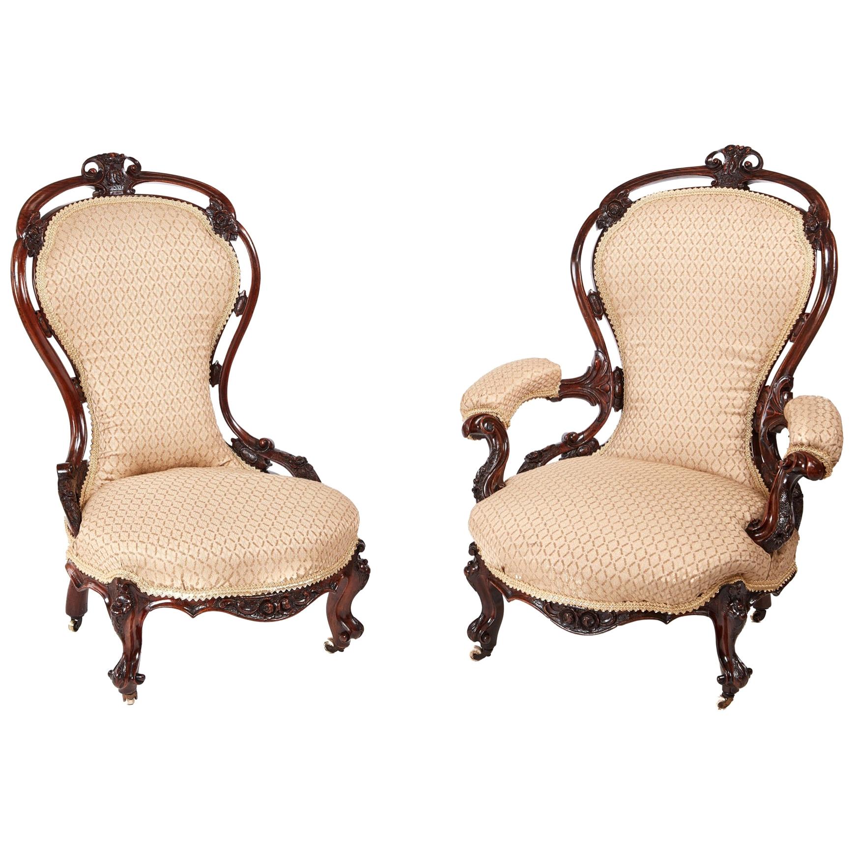 Paar viktorianische Stühle aus geschnitztem Nussbaumholz im Angebot