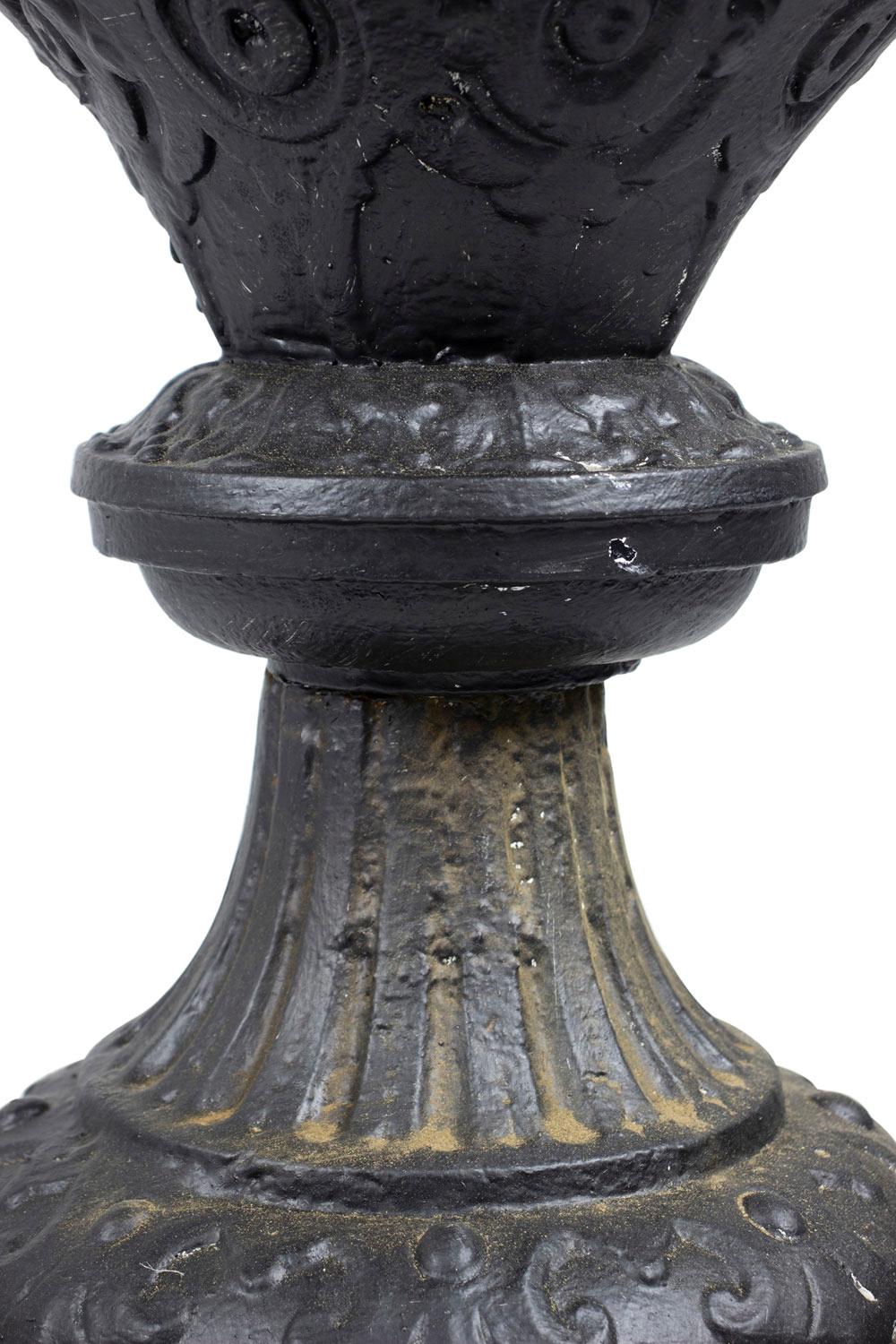 Coppia di urne vittoriane in ghisa per esterni in vendita 4