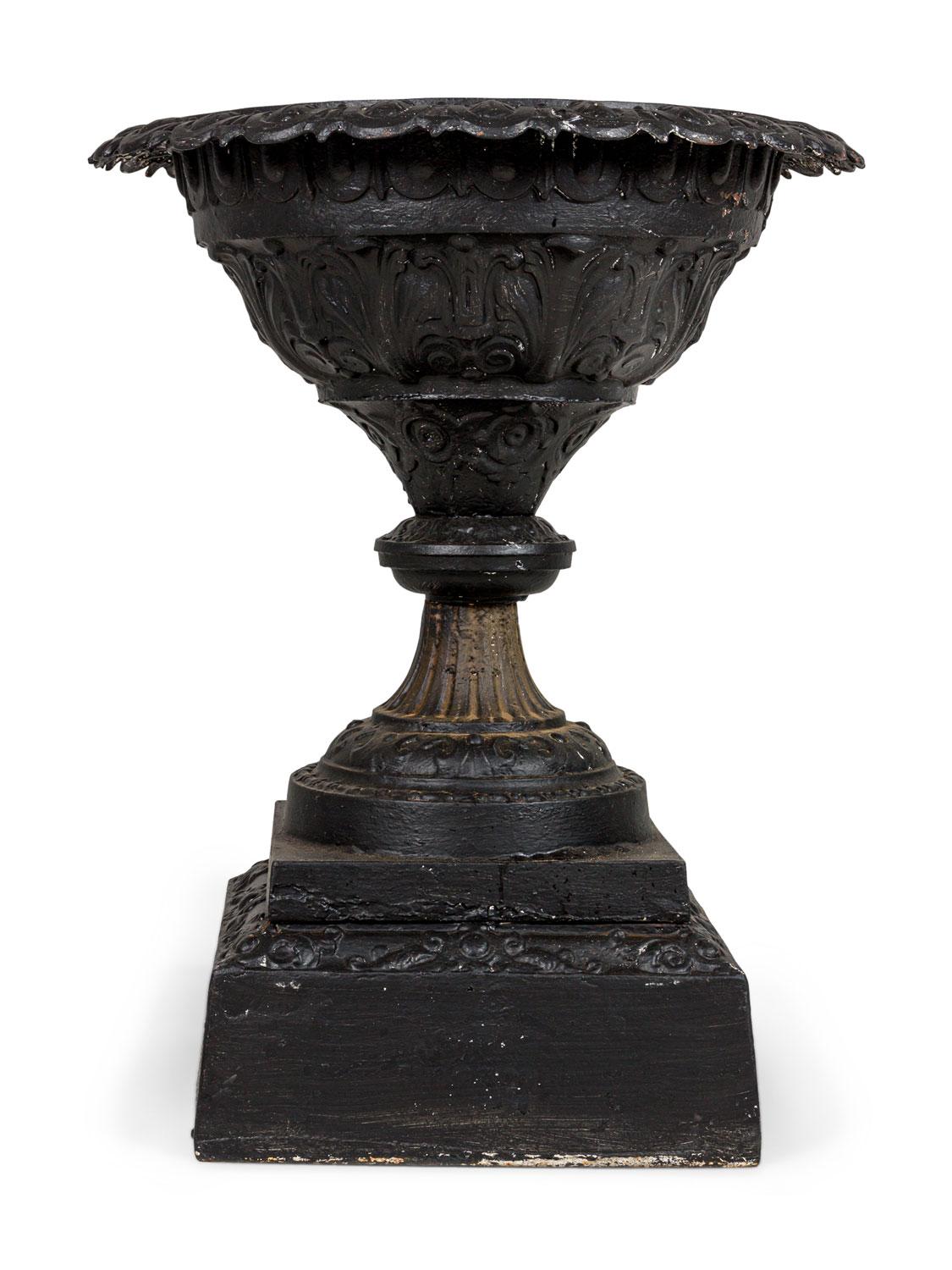COPPIA di urne vittoriane americane da esterno in ghisa dipinta di nero con bordo smerlato rotondo sollevato su una base quadrata separata.