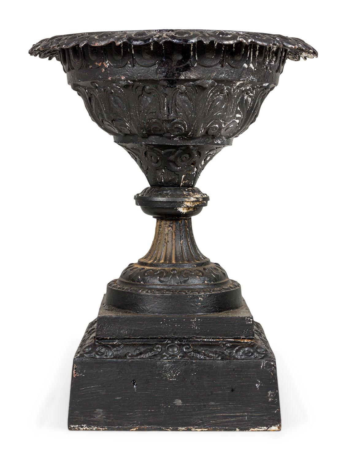 Vittoriano Coppia di urne vittoriane in ghisa per esterni in vendita