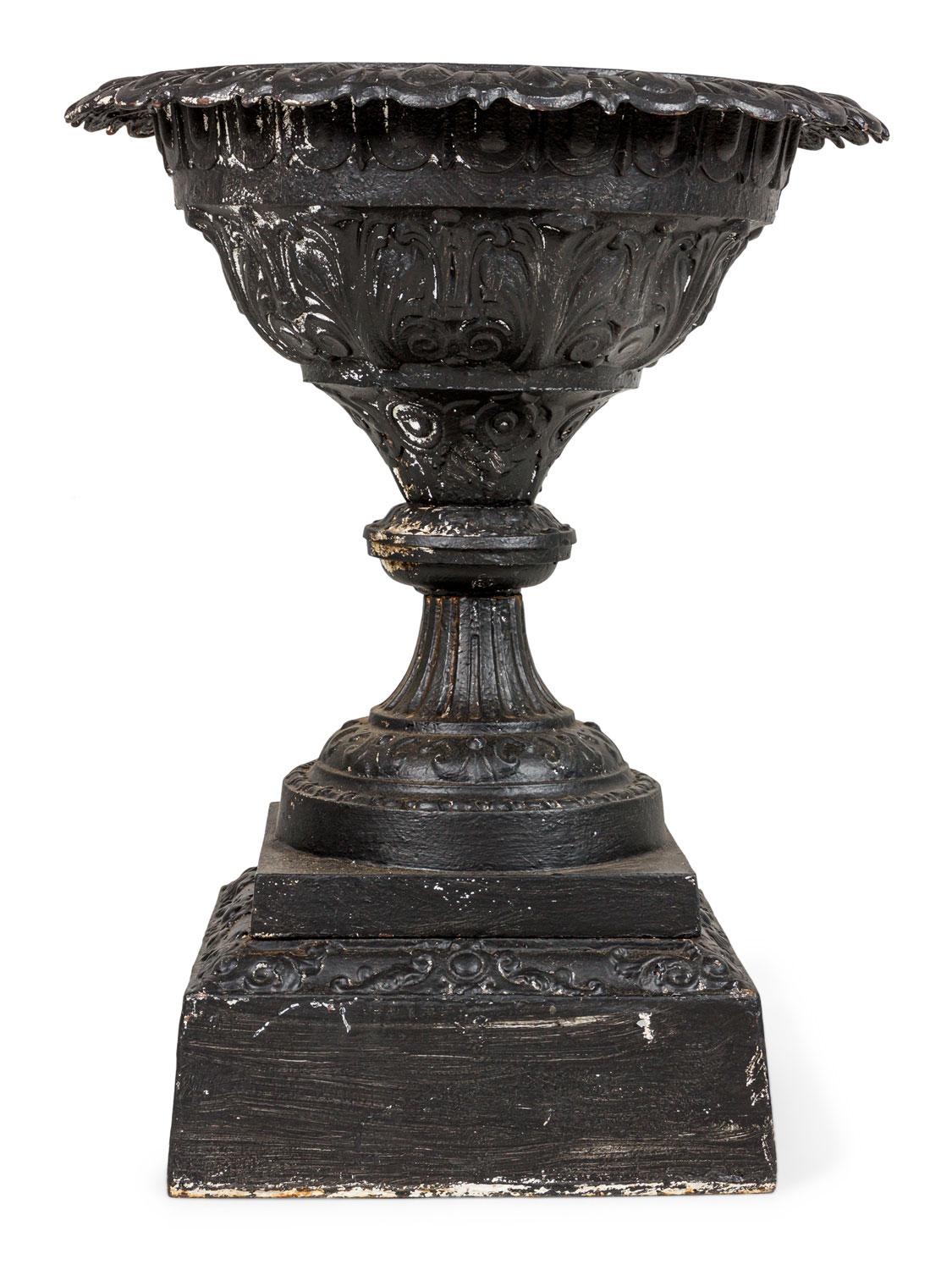 Americano Coppia di urne vittoriane in ghisa per esterni in vendita