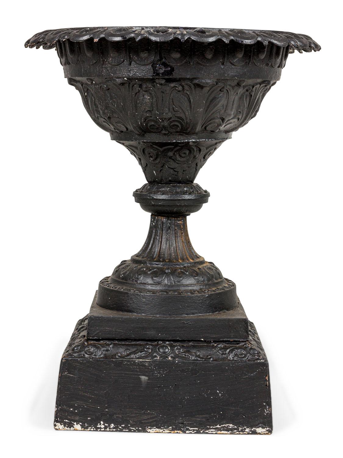 Calco Coppia di urne vittoriane in ghisa per esterni in vendita