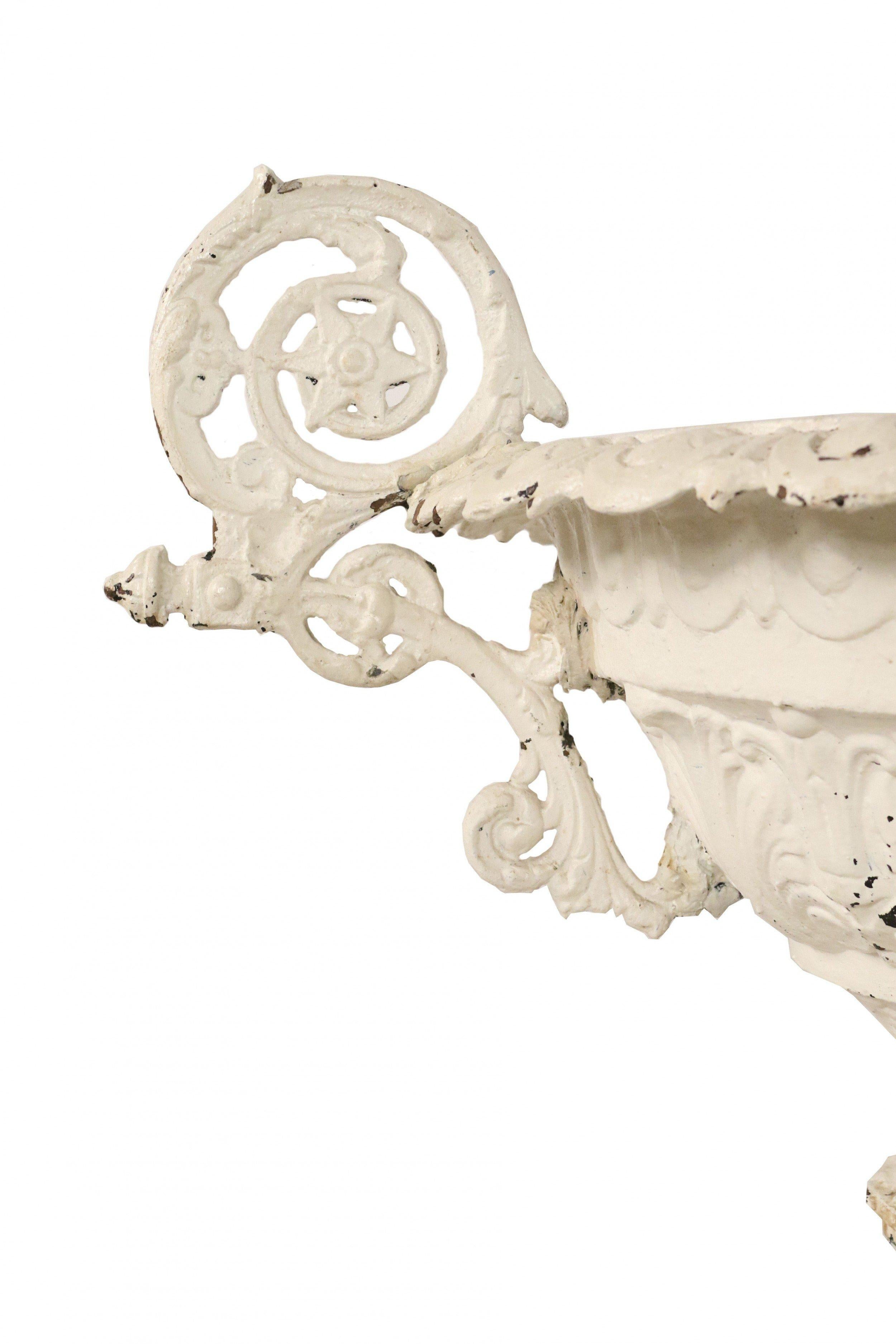 Pareja de Urnas Victorianas de Hierro Fundido para Exterior Pintado en venta