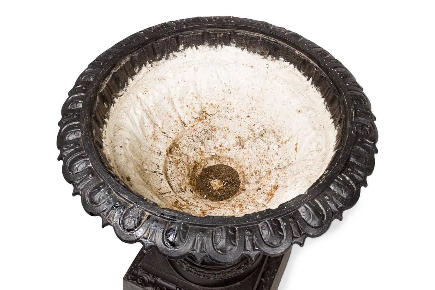 XIX secolo Coppia di urne vittoriane in ghisa per esterni in vendita