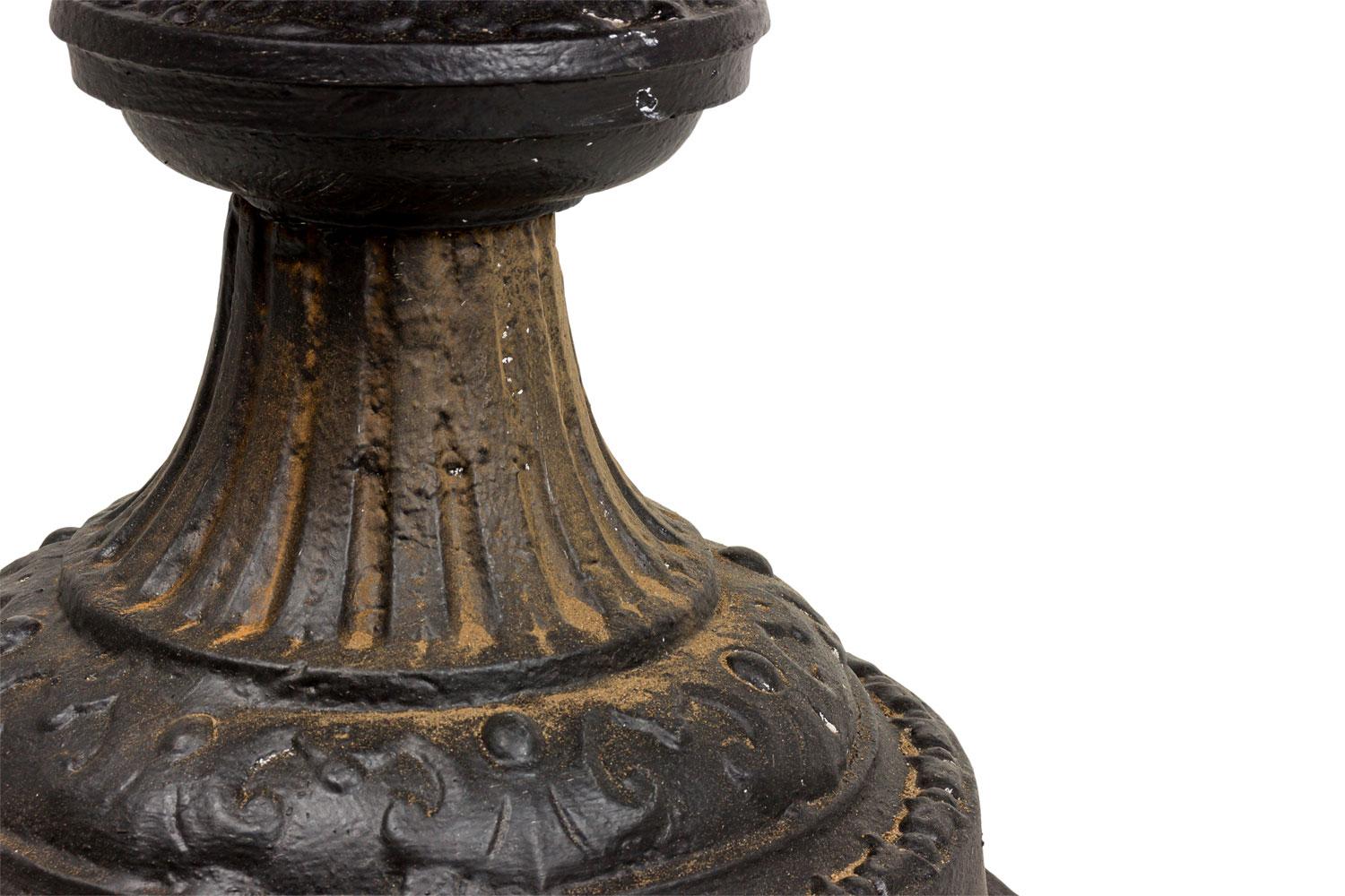 Ferro Coppia di urne vittoriane in ghisa per esterni in vendita