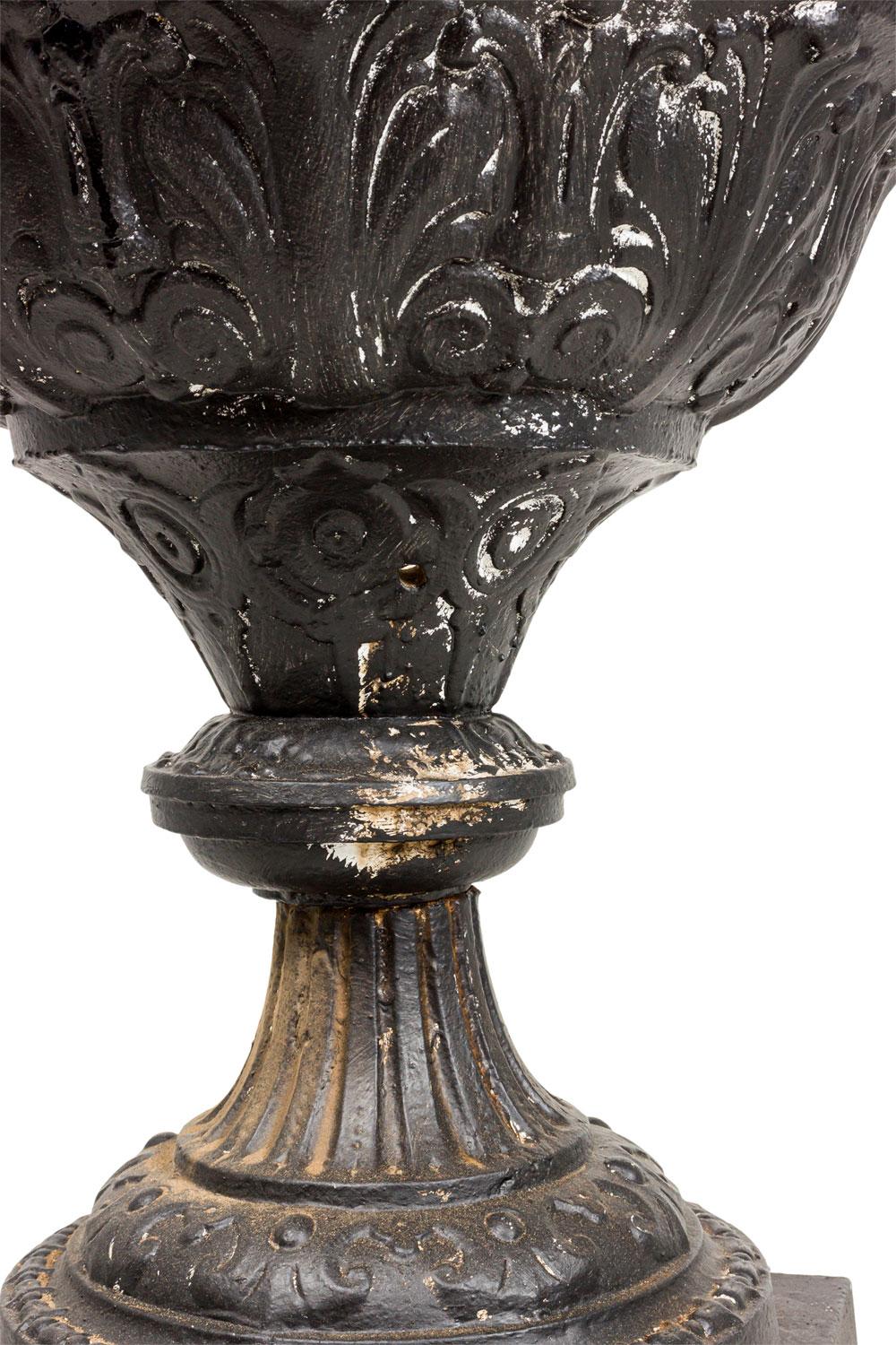 Coppia di urne vittoriane in ghisa per esterni in vendita 1