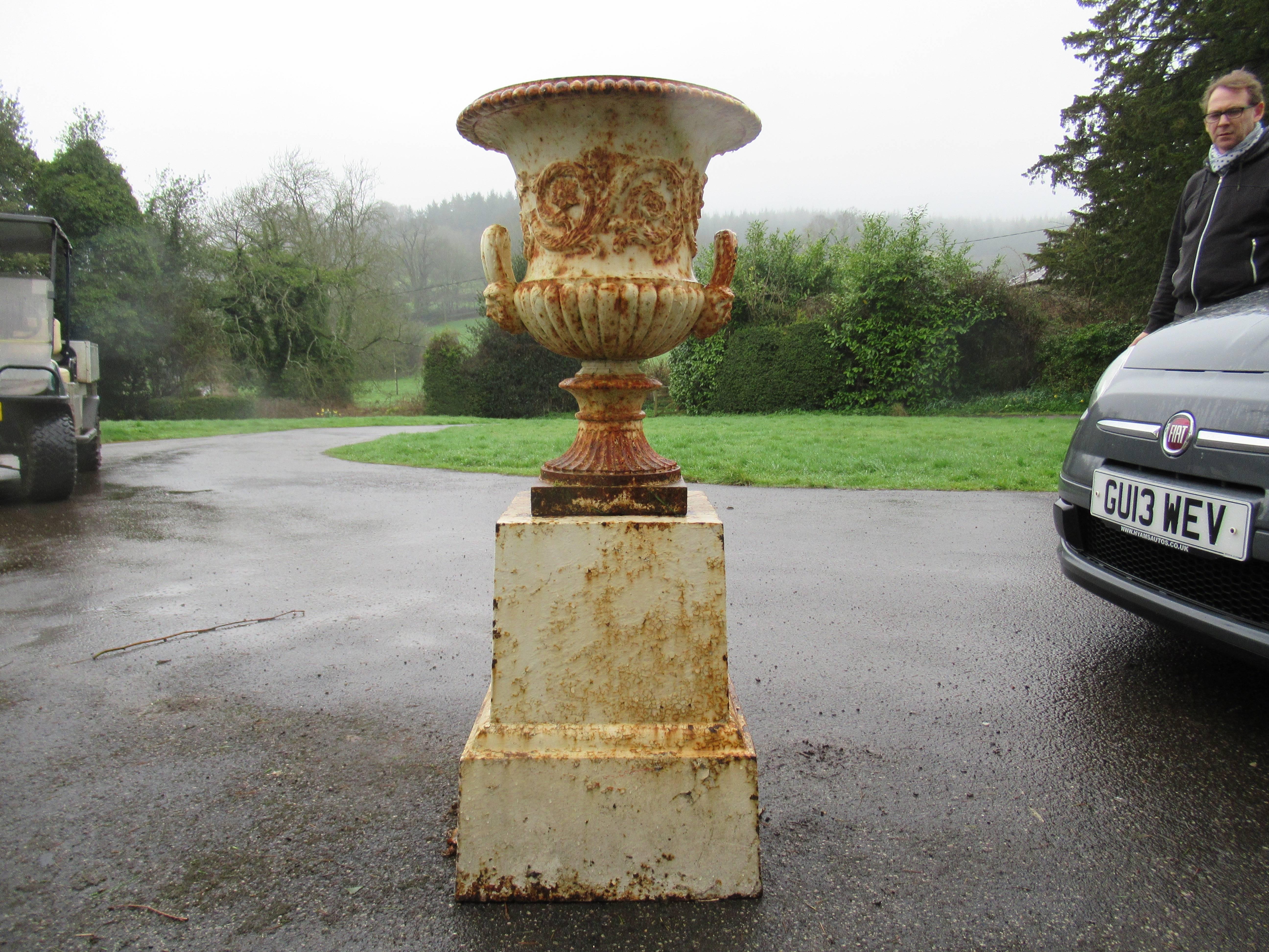 Pair of Victorian Cast Iron Urns In Distressed Condition In London, GB