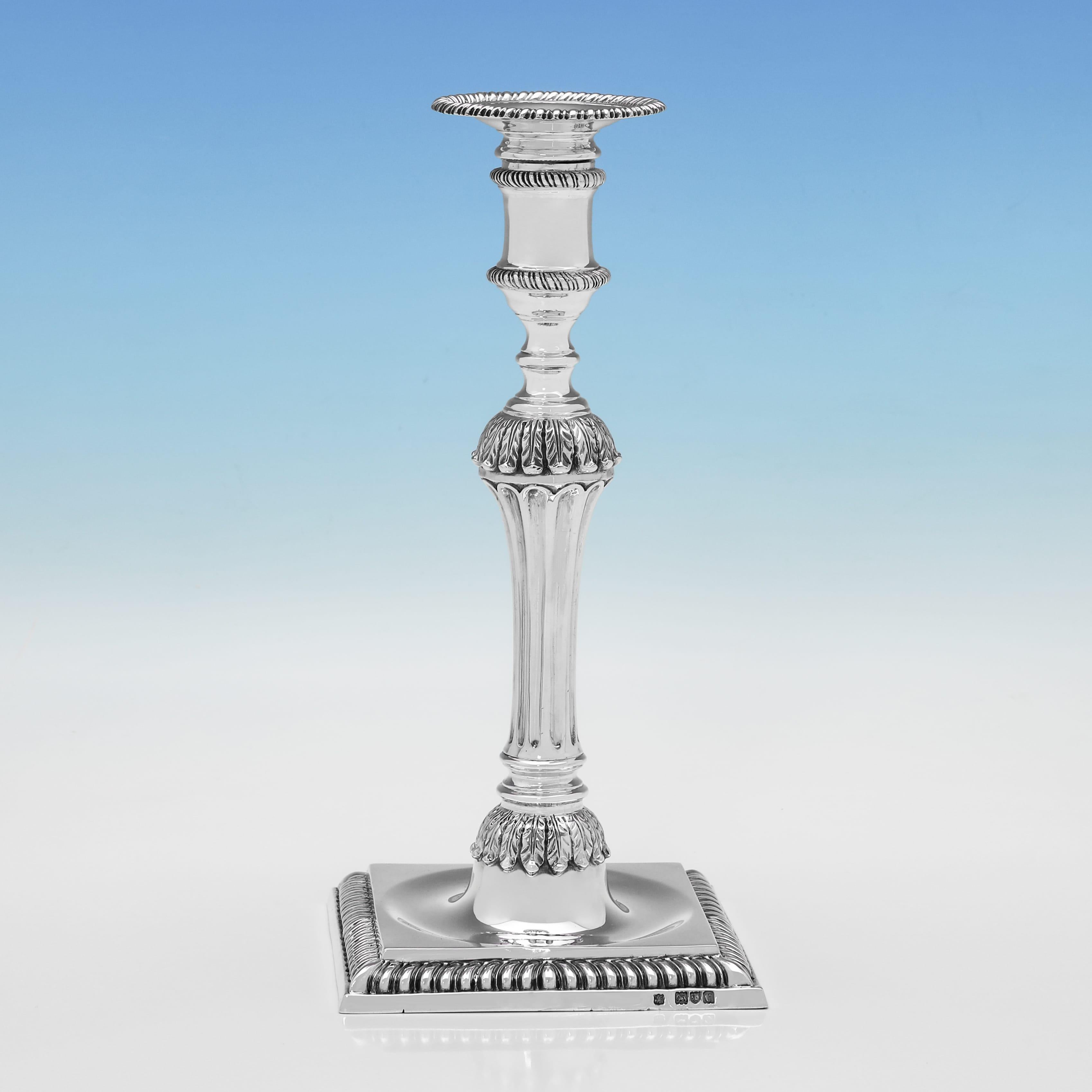 Con marchio a Londra nel 1898 da Gibson & Langman, questa bella coppia di candelieri vittoriani antichi in argento sterling è fusa e presenta bordi in gadroon e dettagli in acanto sulle colonne. Ogni candeliere misura 10,5