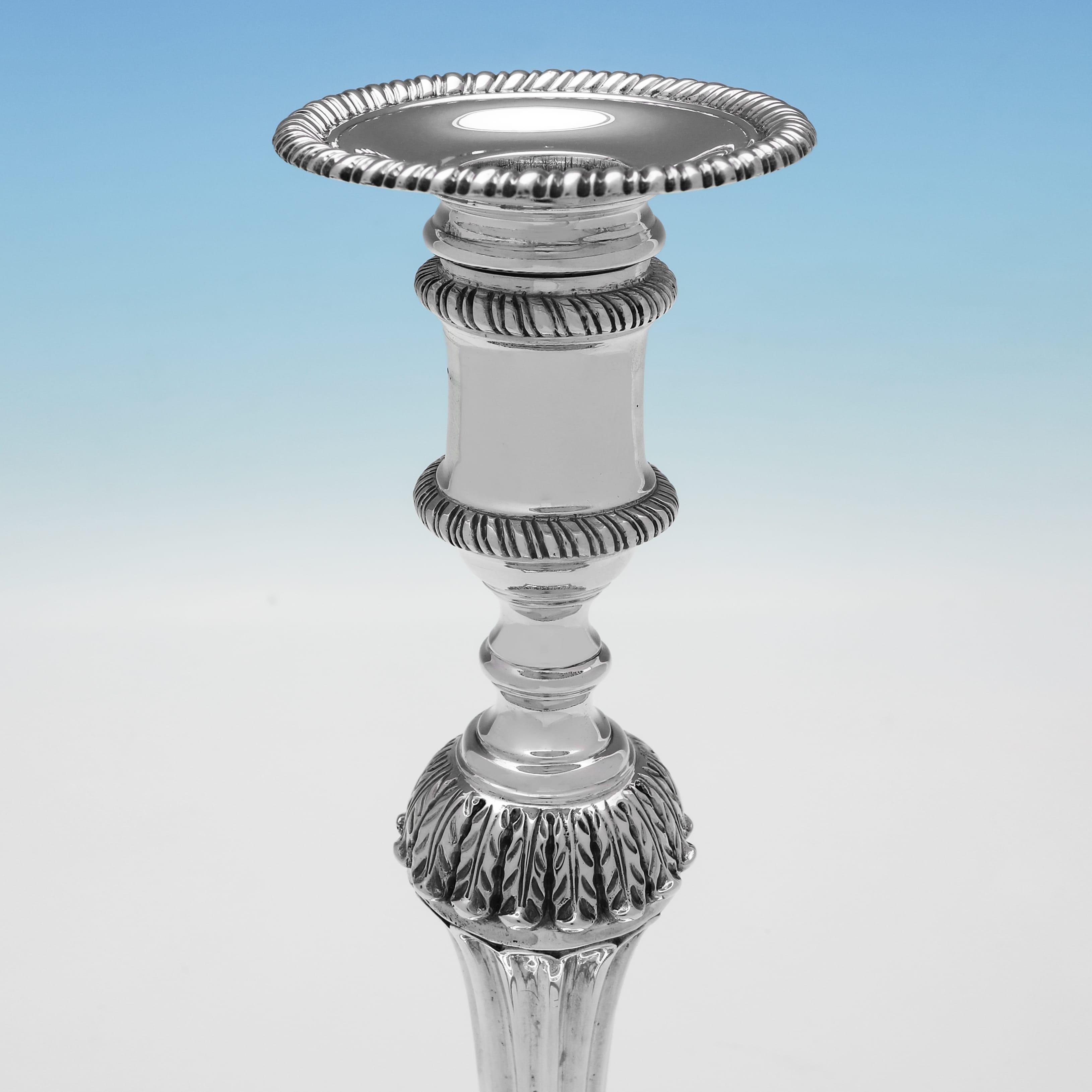 Inglese Coppia di candelieri vittoriani in argento fuso realizzati a Londra nel 1898 in vendita