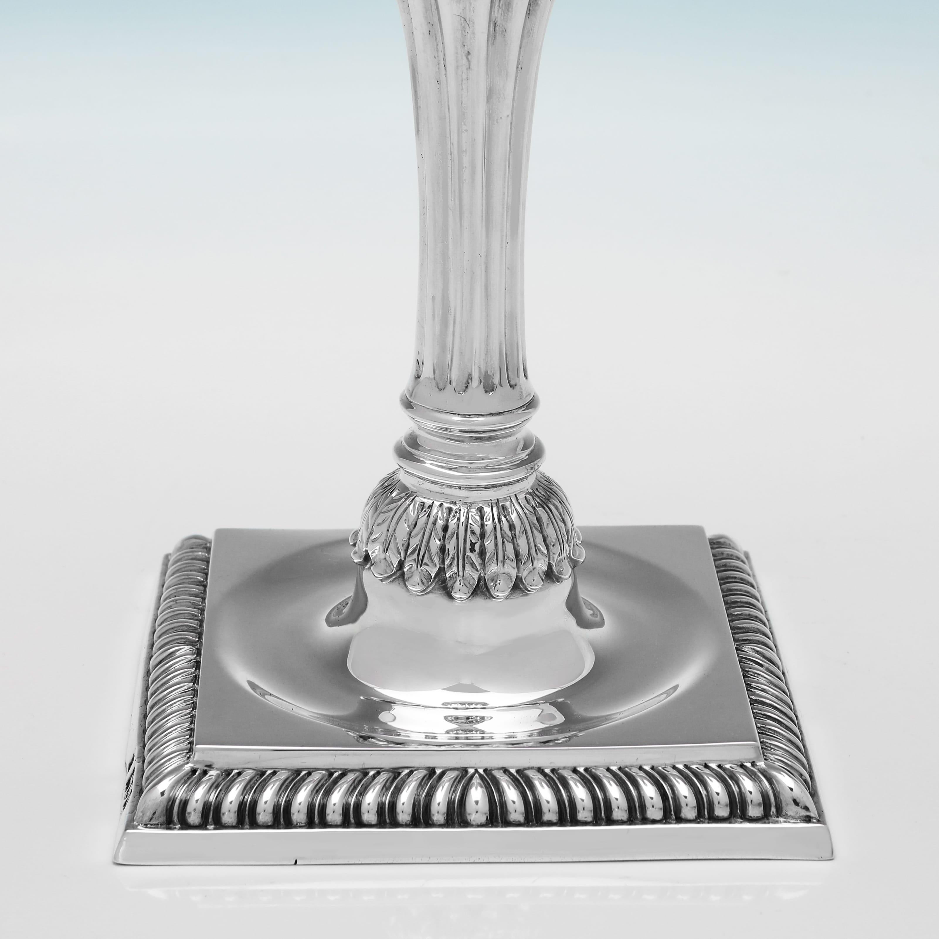 Coppia di candelieri vittoriani in argento fuso realizzati a Londra nel 1898 In condizioni buone in vendita a London, London