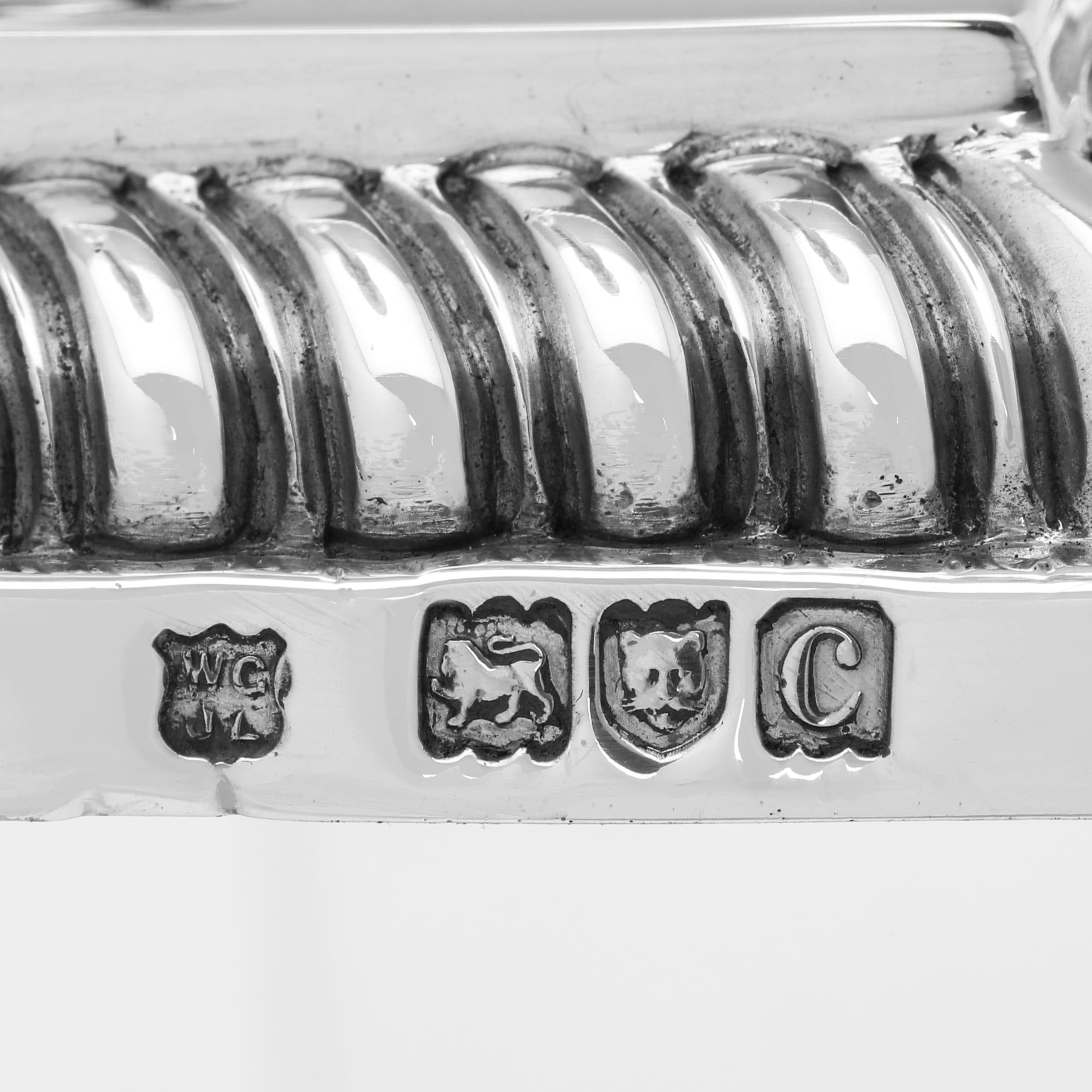 Fine XIX secolo Coppia di candelieri vittoriani in argento fuso realizzati a Londra nel 1898 in vendita