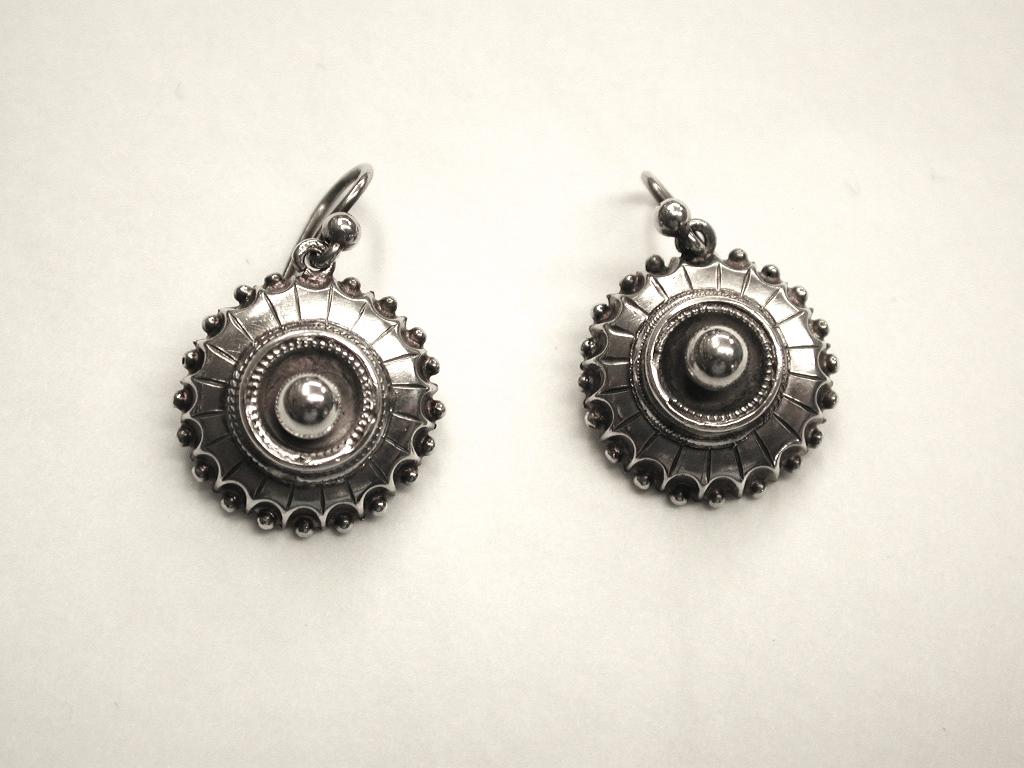 Pair of round Victorian silver earrings dated circa 1880.
Extremely nice etruscan work with