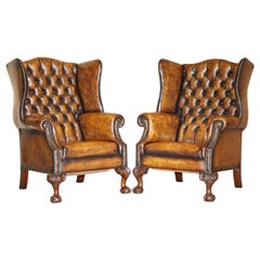 Pareja de sillones victorianos Claw & Ball Chesterfield Wingback de cuero marrón
