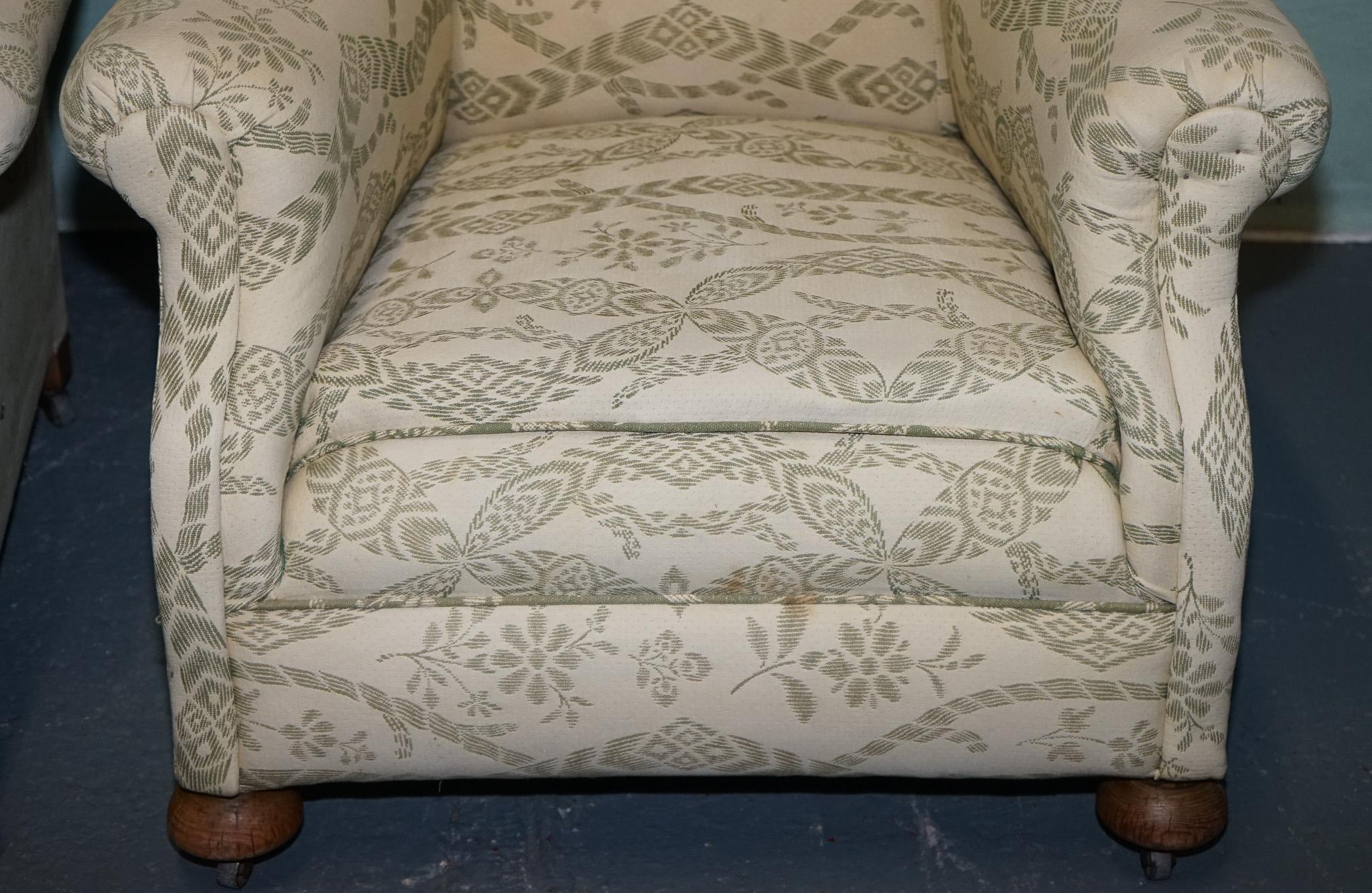 Paire de sièges VICTORIAN CLUB ARMCHAiRS FLORAL CREAM UPHOLSTERY FULLY SPRUNG SEATS en vente 1