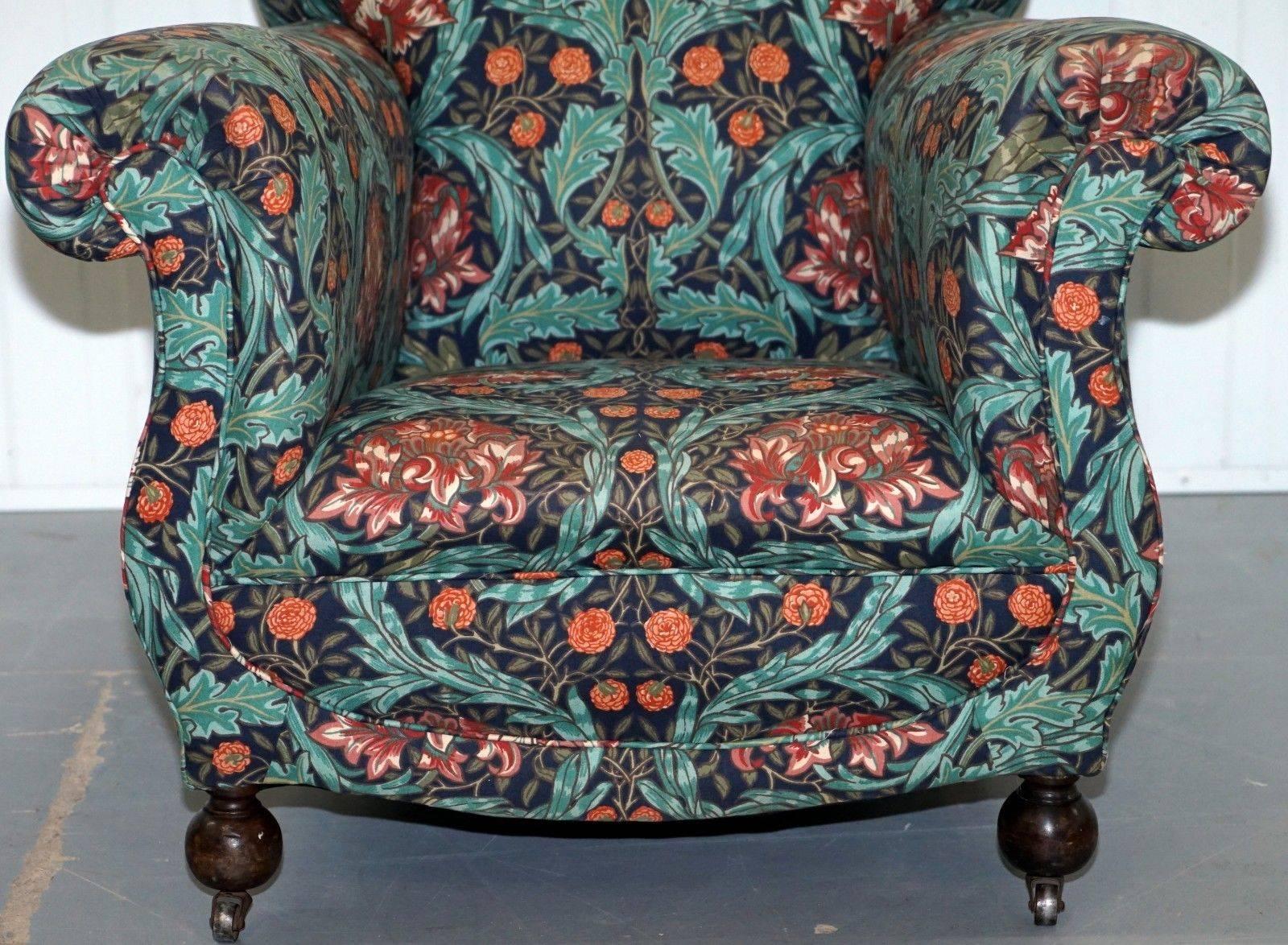 Paire de fauteuils club victoriens en tissu d'ameublement William Morris Part Suite Bon état à West Sussex, Pulborough