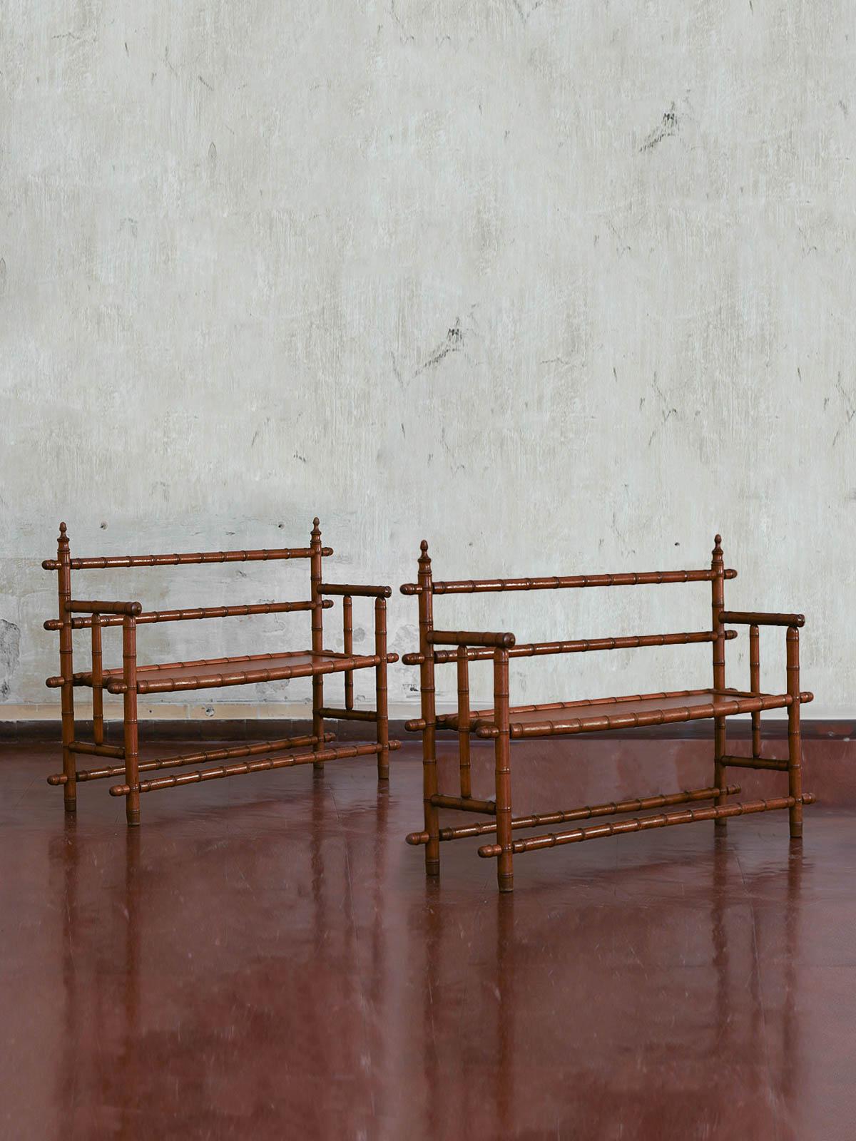 Coppia di divani vittoriani in stile coloniale, inizio XX secolo
Dettagli del prodotto
Realizzato in legno intagliato.
Dalla residenza di Antonello Falqui - Falqui Collection.
Dimensioni 127 L x 99 H x 42 D cm