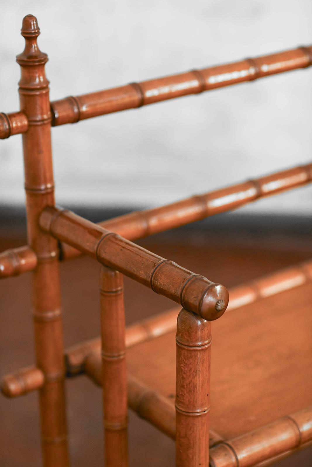 Legno Coppia di divani vittoriani in stile coloniale, inizio XX secolo in vendita