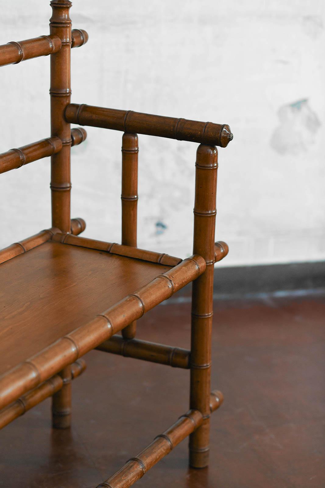 Coppia di divani vittoriani in stile coloniale, inizio XX secolo in vendita 2