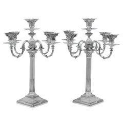 Pareja de candelabros victorianos de columna corintia fabricados en 1892