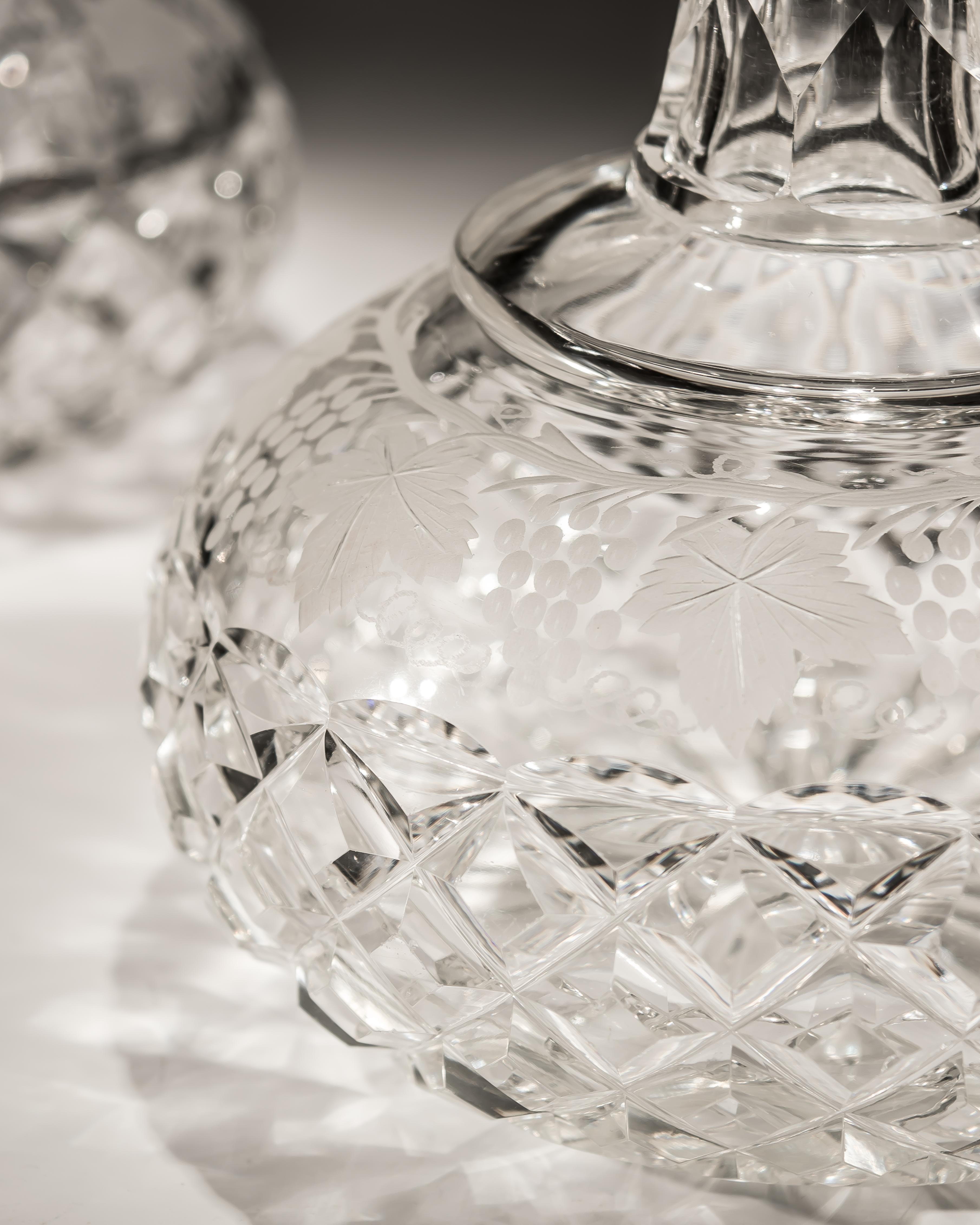 Victorien Paire de carafes Globe en verre taillé de style victorien & gravées d'une vigne fruitière en vente