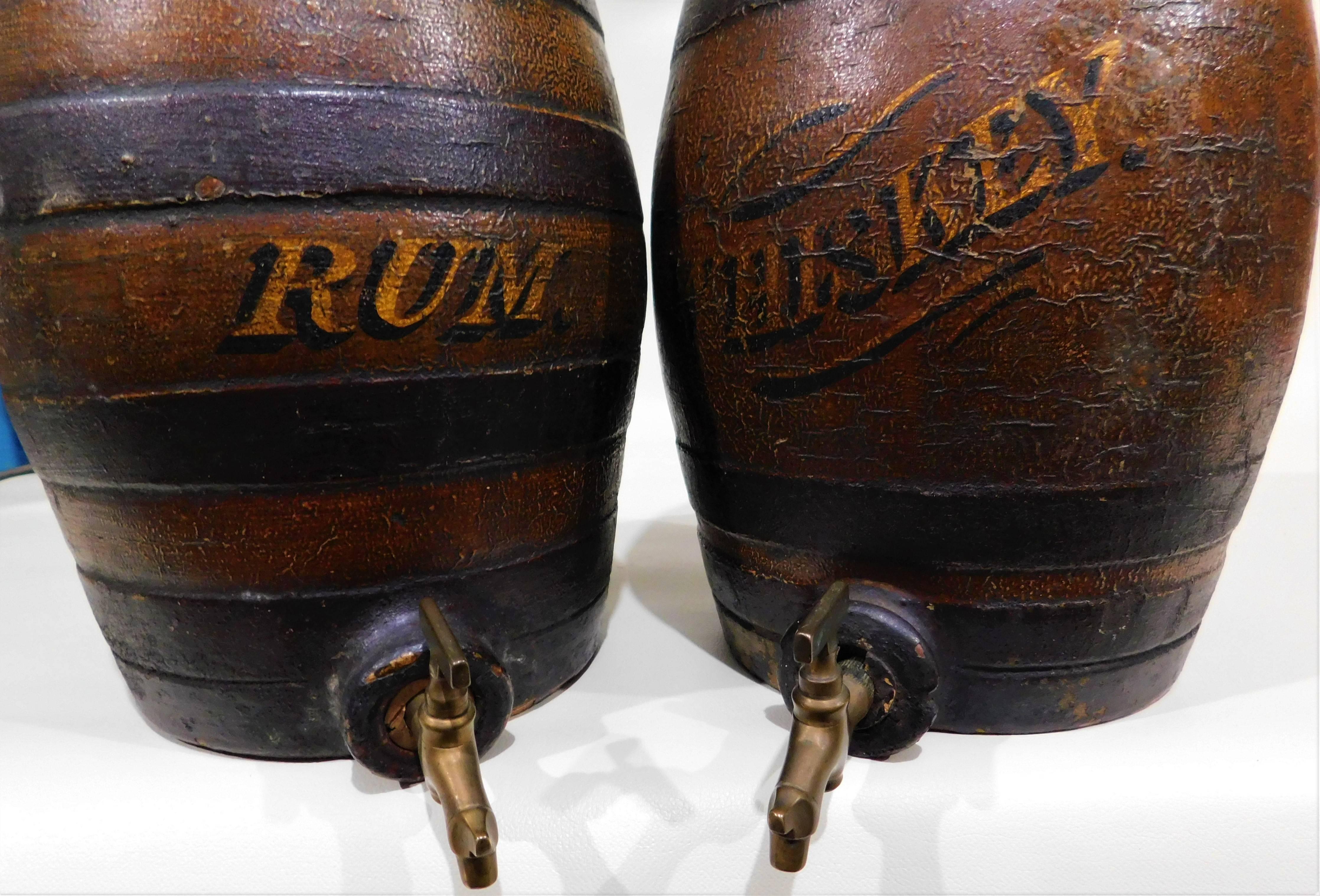 Victorien Paire de pichets à liqueur de bar en poterie de faïence de l'époque victorienne pour Rum and Whiskey en vente
