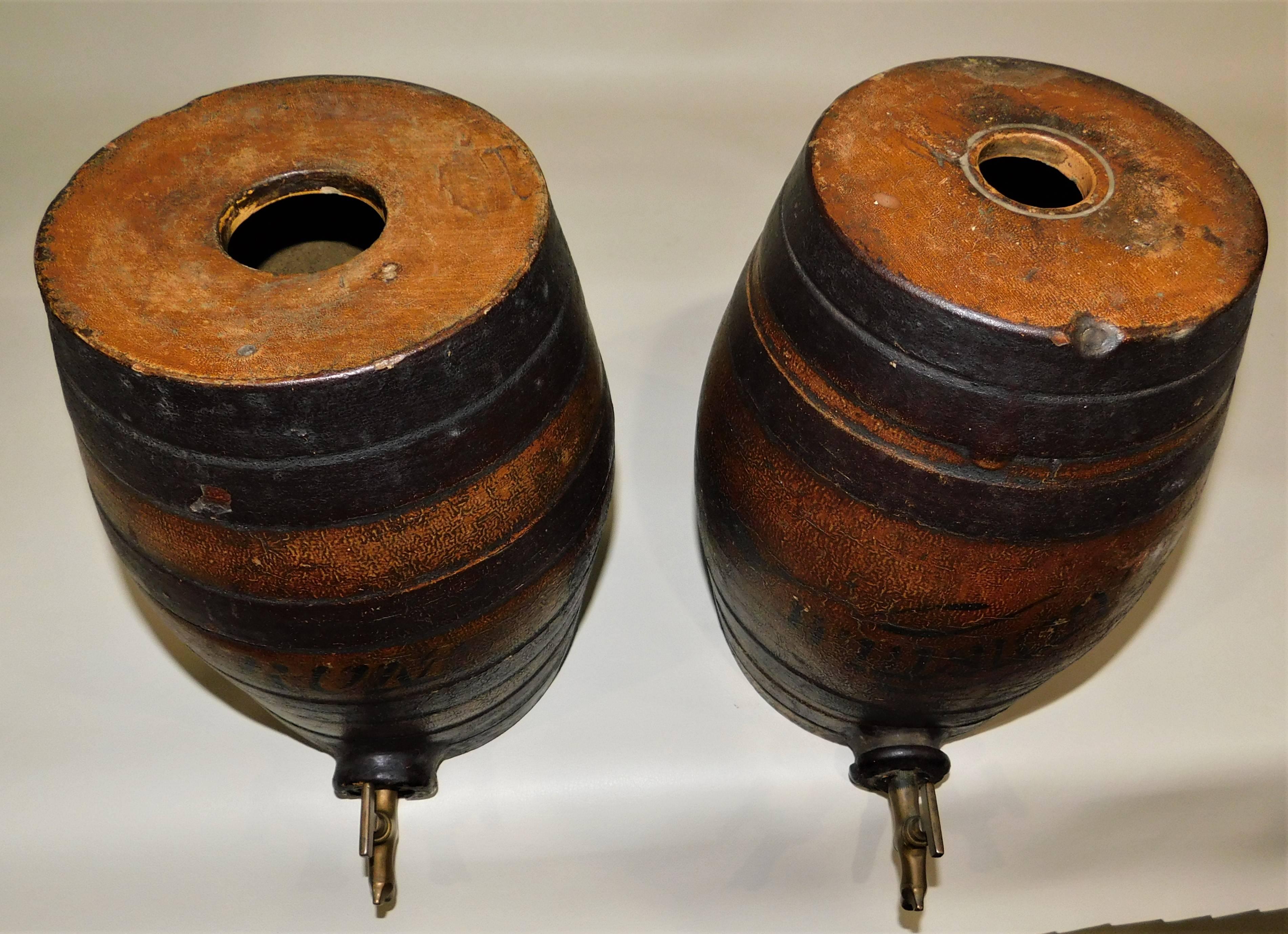 Anglais Paire de pichets à liqueur de bar en poterie de faïence de l'époque victorienne pour Rum and Whiskey en vente