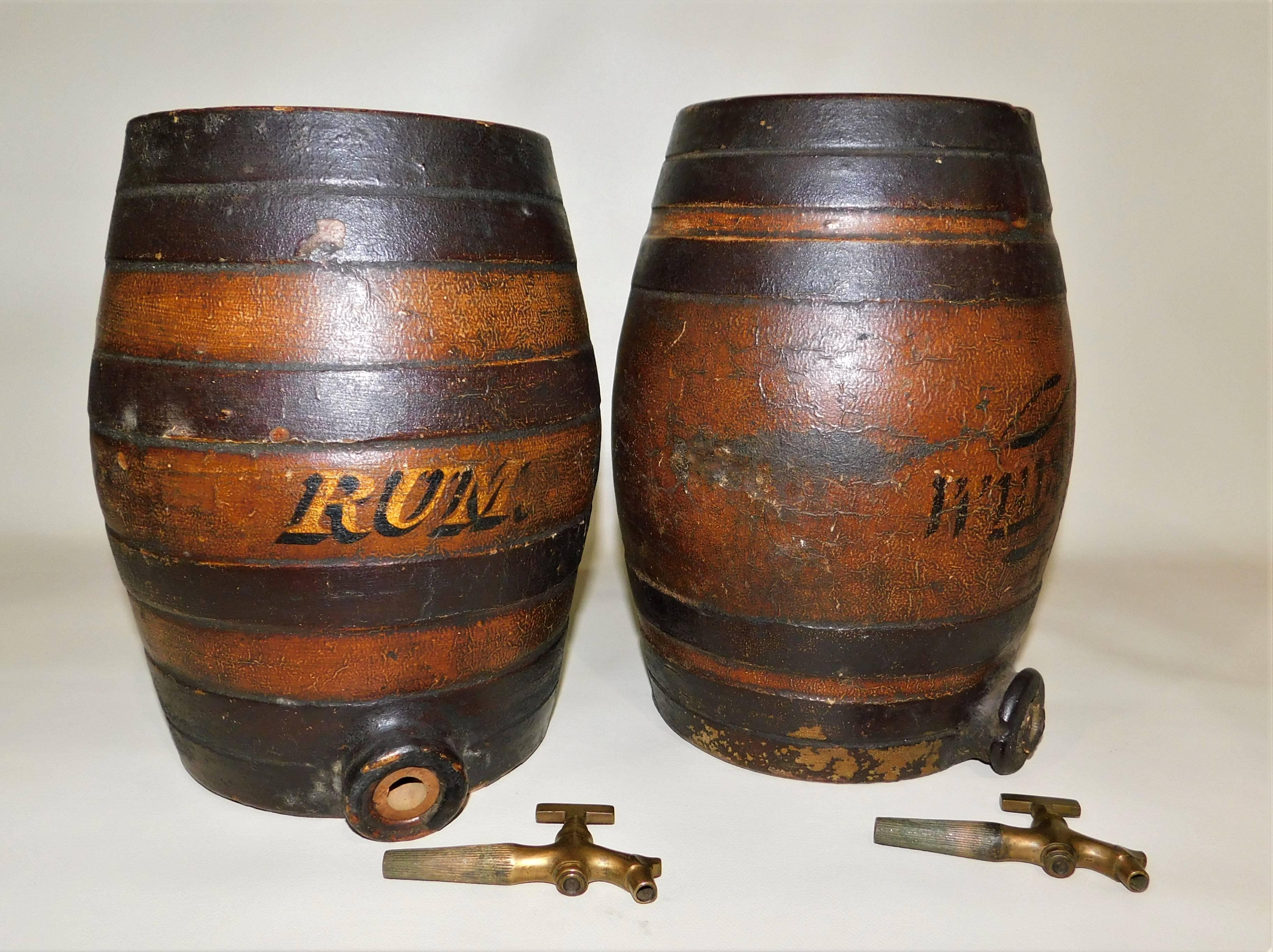 Laiton Paire de pichets à liqueur de bar en poterie de faïence de l'époque victorienne pour Rum and Whiskey en vente
