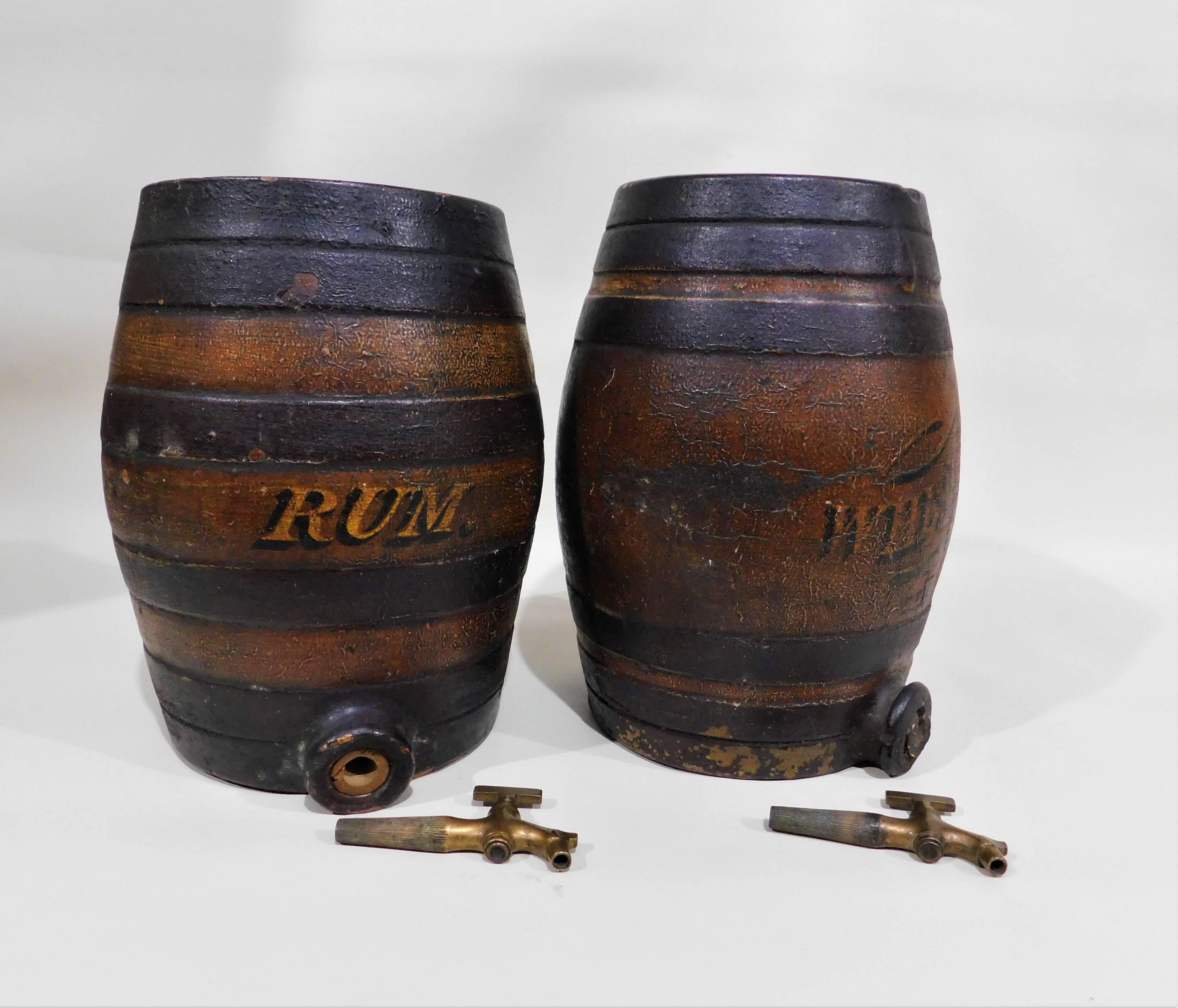 Paire de pichets à liqueur de bar en poterie de faïence de l'époque victorienne pour Rum and Whiskey en vente 1