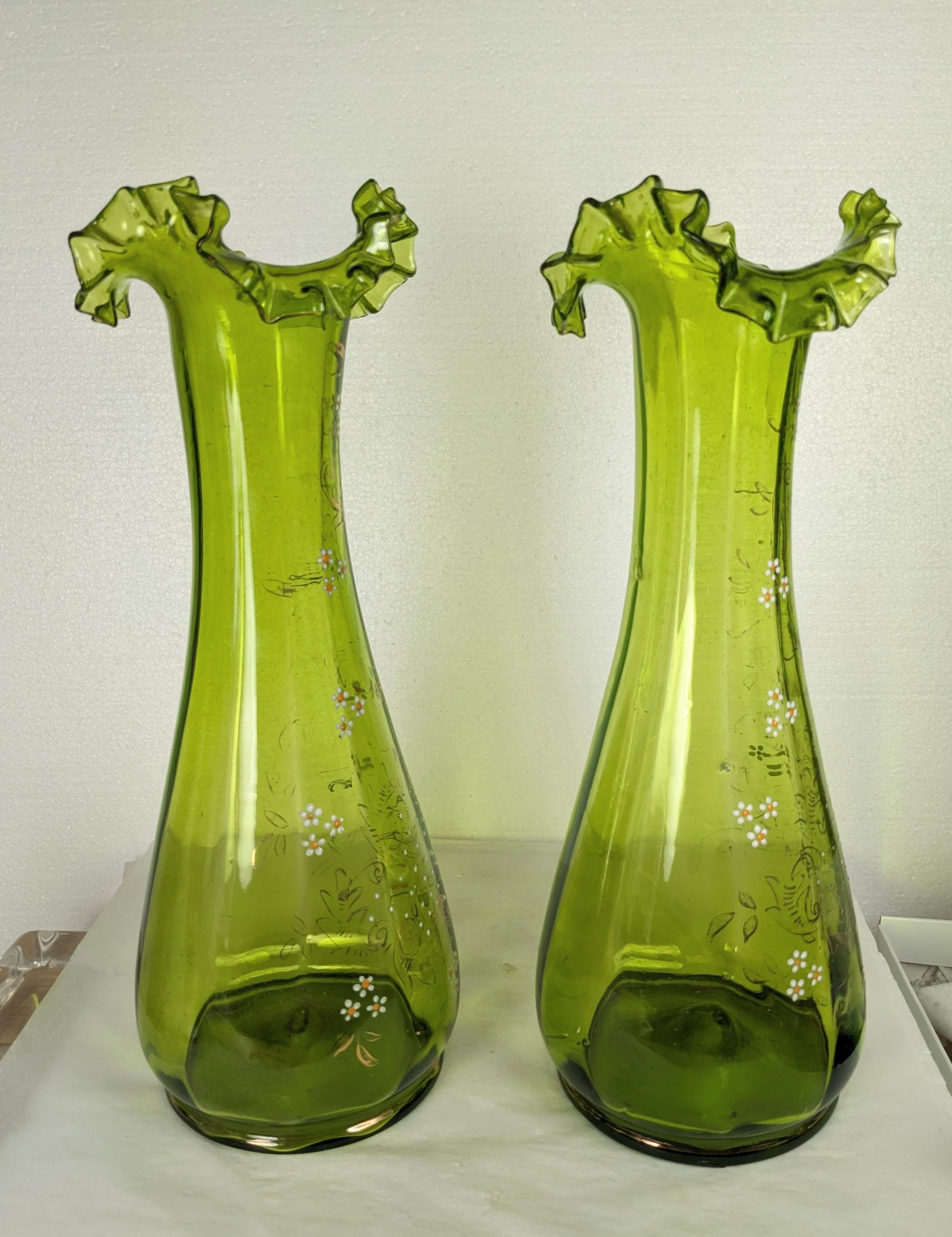 Coppia di deliziosi vasi vittoriani in vetro verde soffiato e smaltato con decorazioni floreali e dorate. Cime scanalate con forma delicatamente lobata. Probabilmente nel Regno Unito alla fine del XIX secolo. 
Altezza 13,5 pollici per circa 5,5