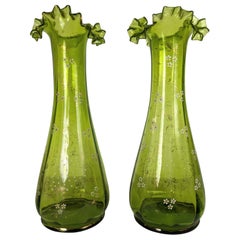 Pareja de jarrones victorianos de cristal esmaltado