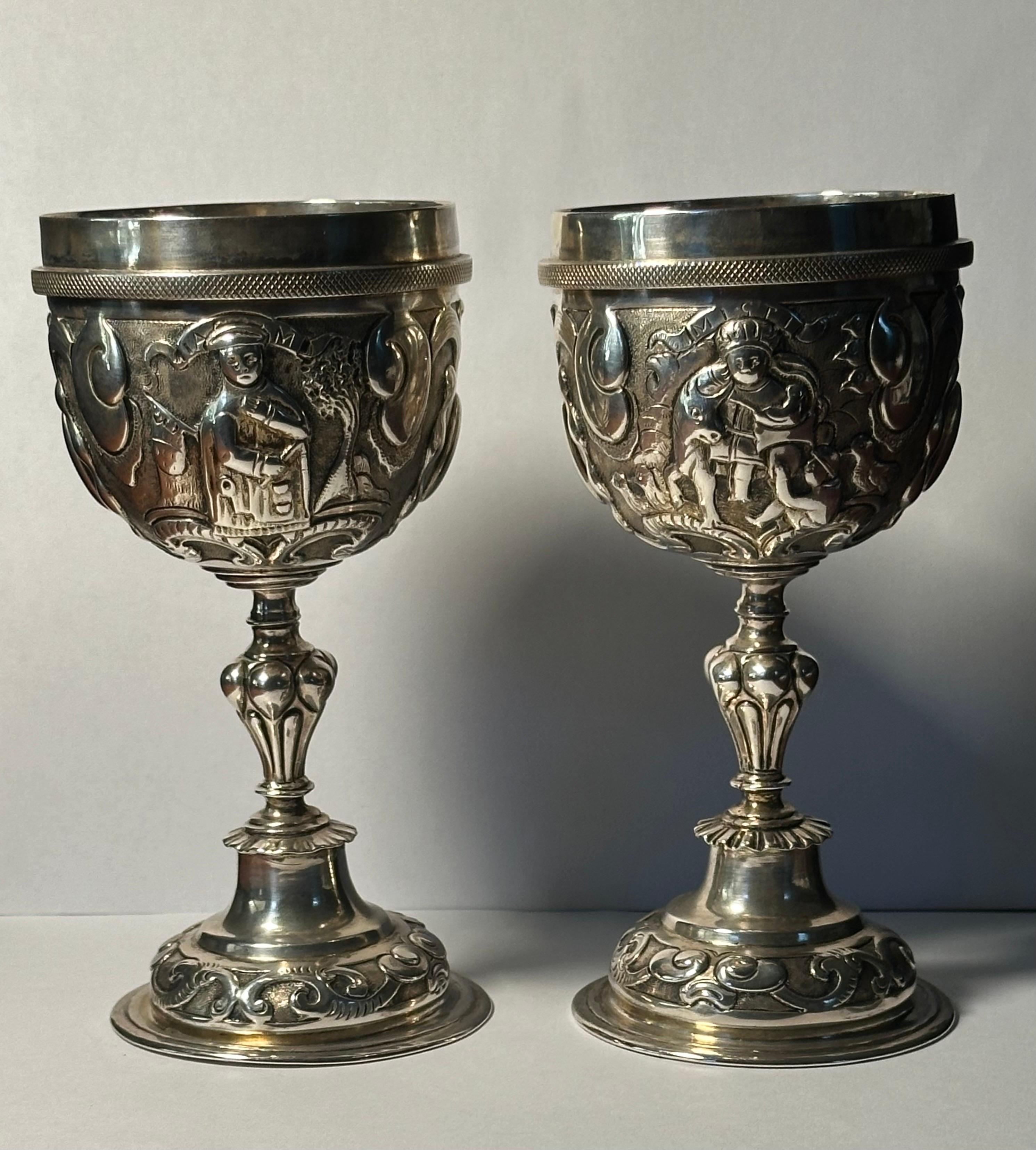 Pareja de copas de plata de ley repujada de la época victoriana por George Lambert 1877 en venta 3