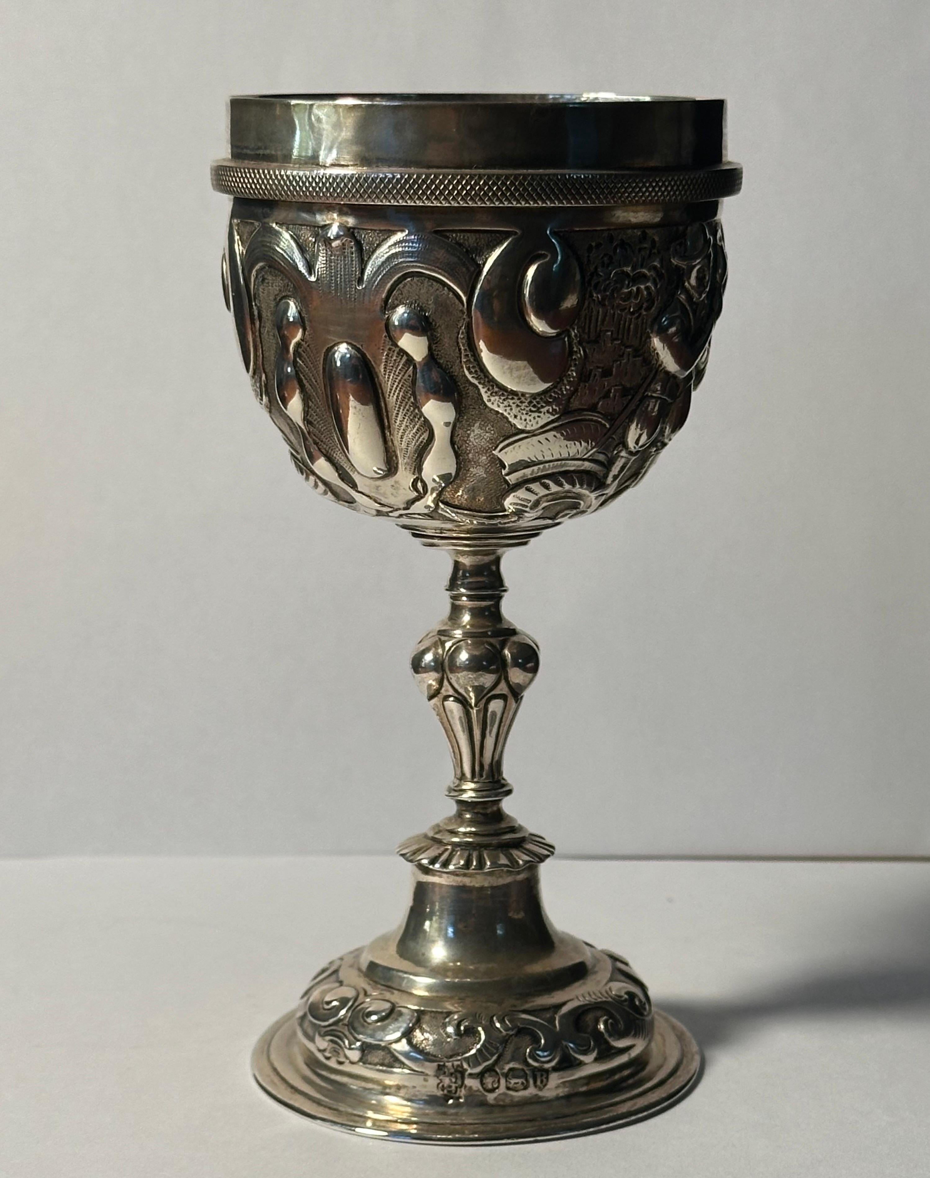 Pareja de copas de plata de ley repujada de la época victoriana por George Lambert 1877 en venta 4