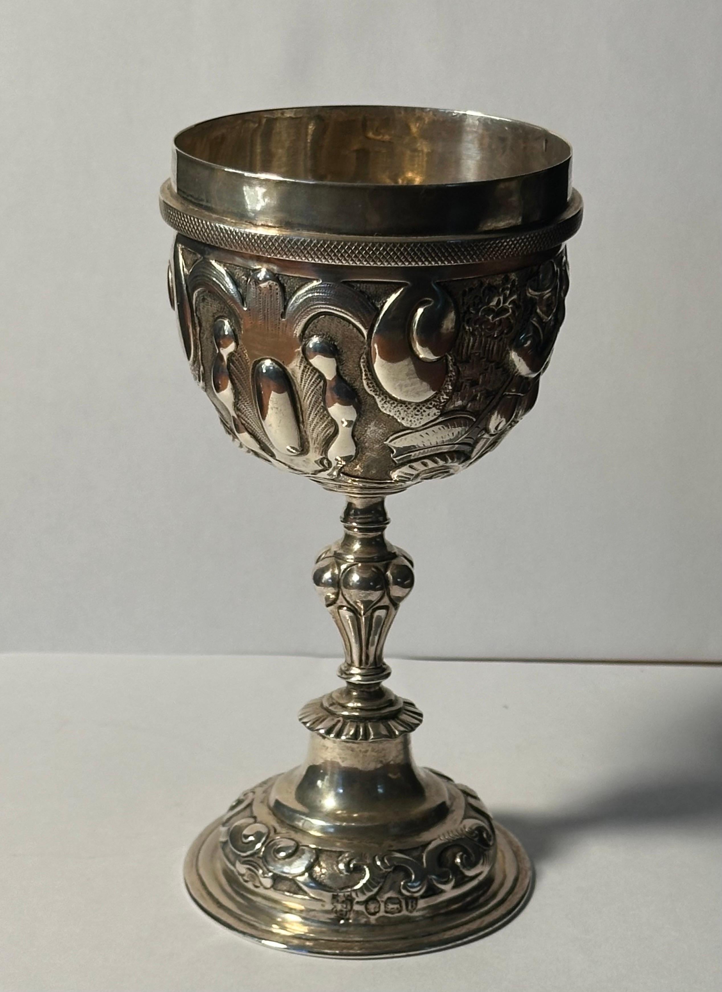 Pareja de copas de plata de ley repujada de la época victoriana por George Lambert 1877 en venta 5