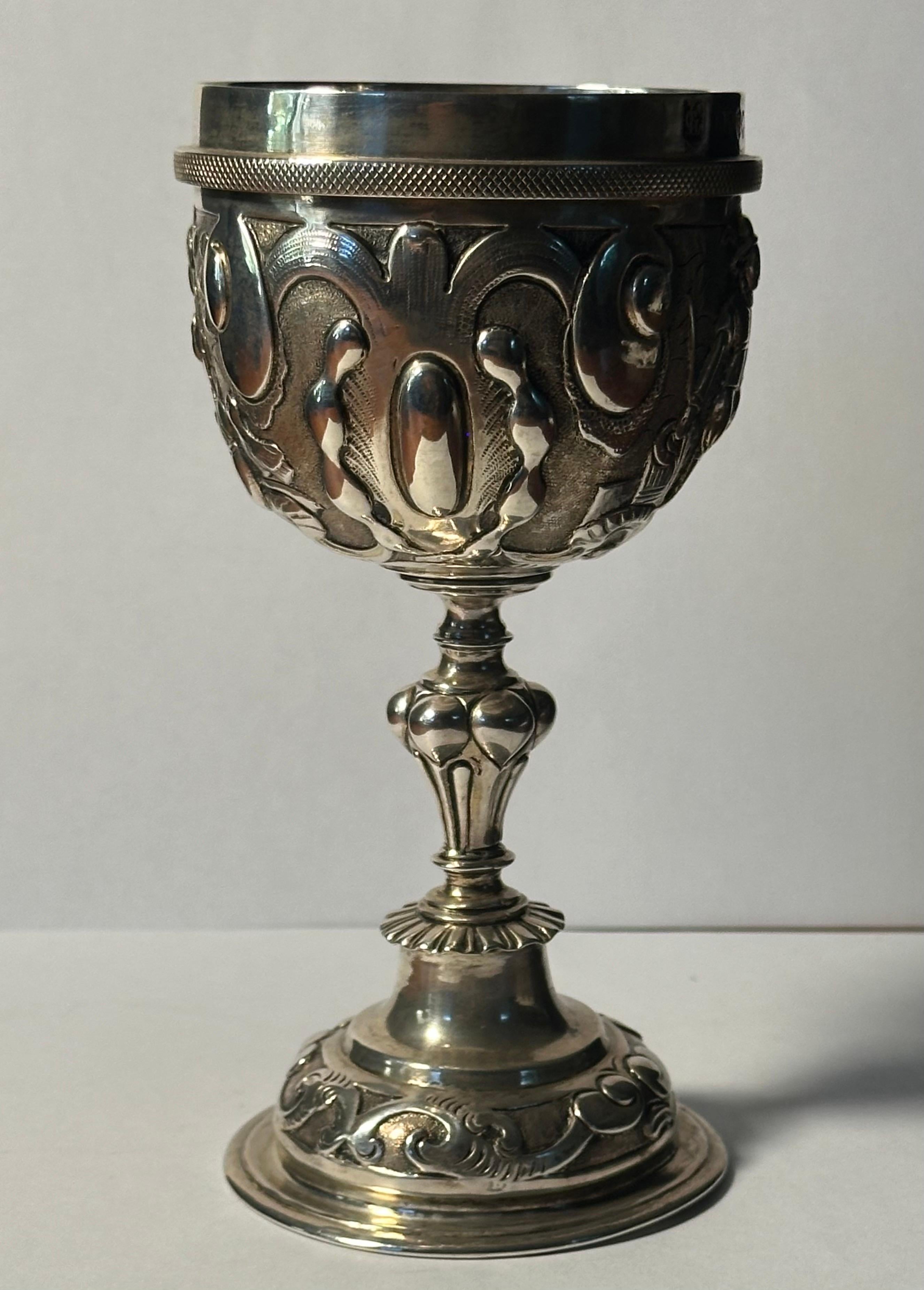 Pareja de copas de plata de ley repujada de la época victoriana por George Lambert 1877 en venta 6