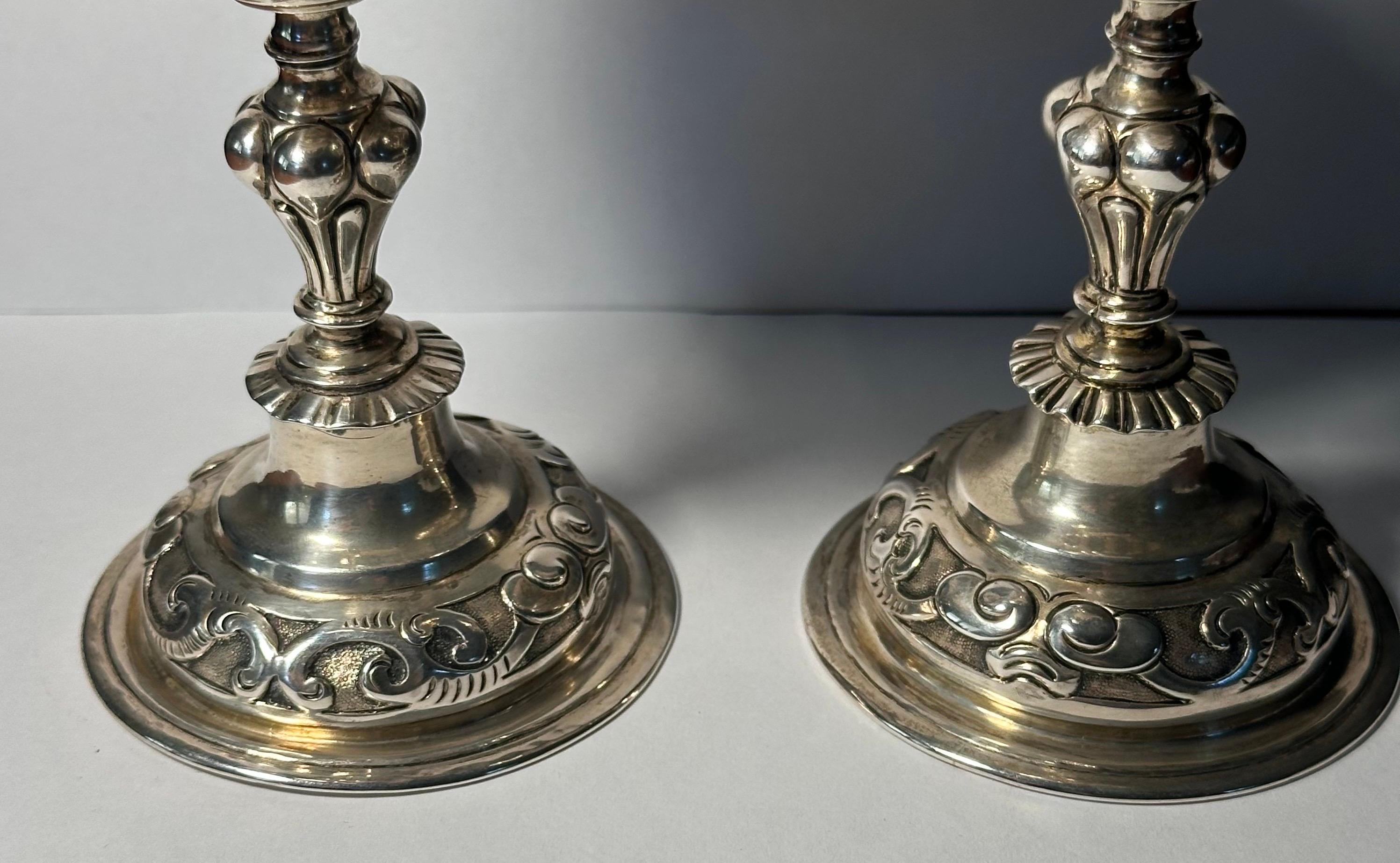 Pareja de copas de plata de ley repujada de la época victoriana por George Lambert 1877 en venta 7