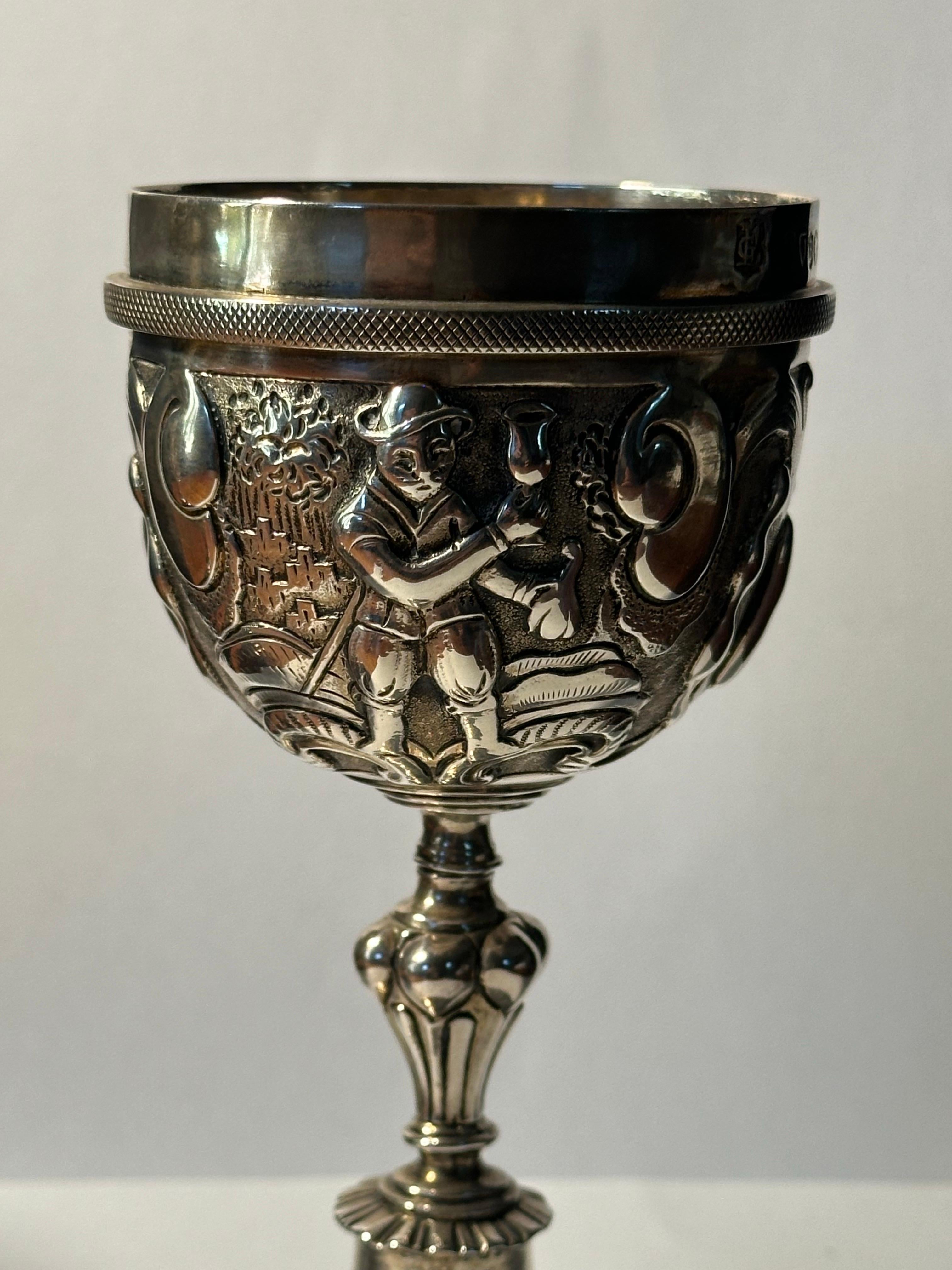 Pareja de copas de plata de ley repujada de la época victoriana por George Lambert 1877 en venta 8