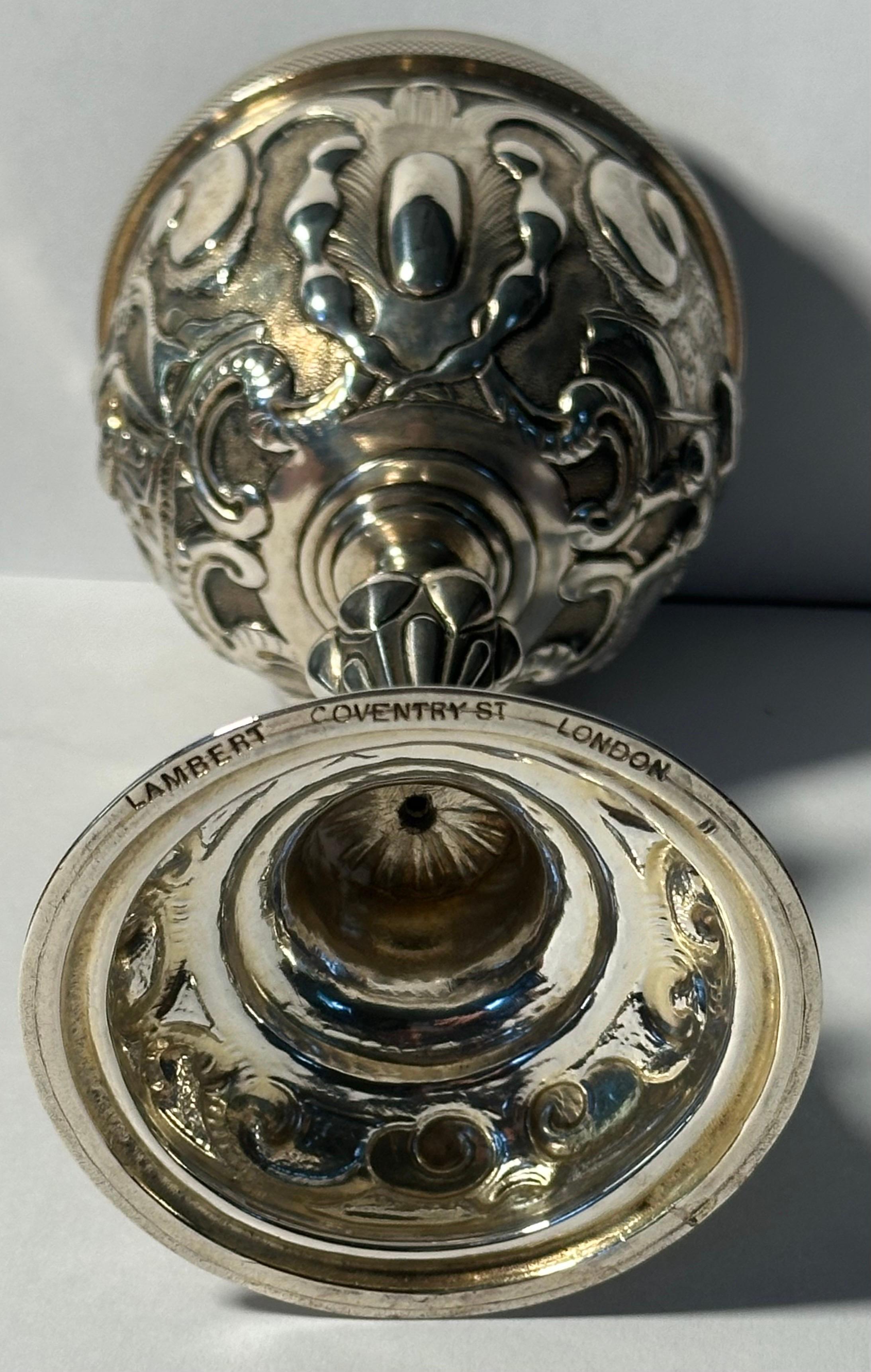 Pareja de copas de plata de ley repujada de la época victoriana por George Lambert 1877 en venta 9