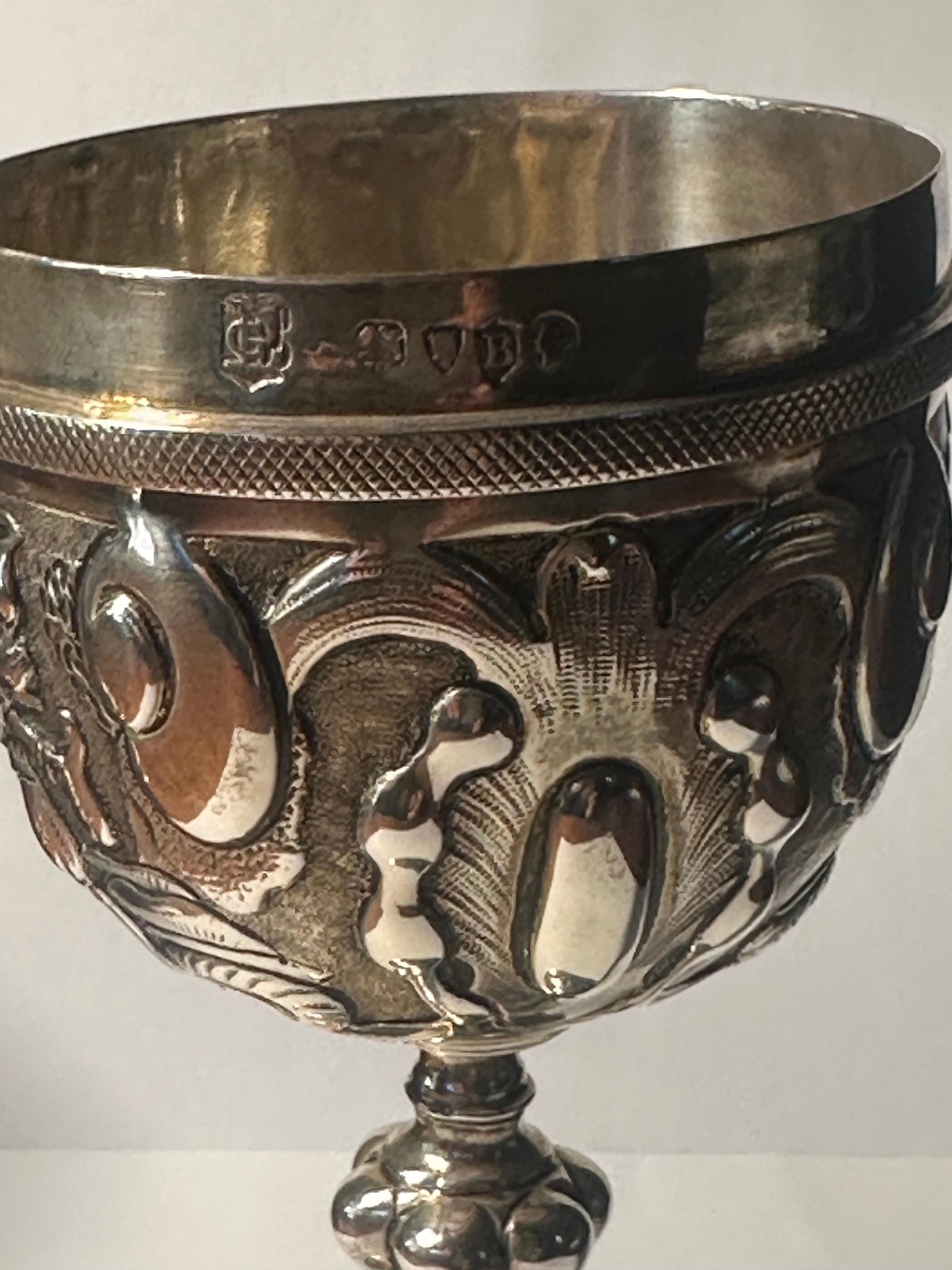 Pareja de copas de plata de ley repujada de la época victoriana por George Lambert 1877 en venta 11
