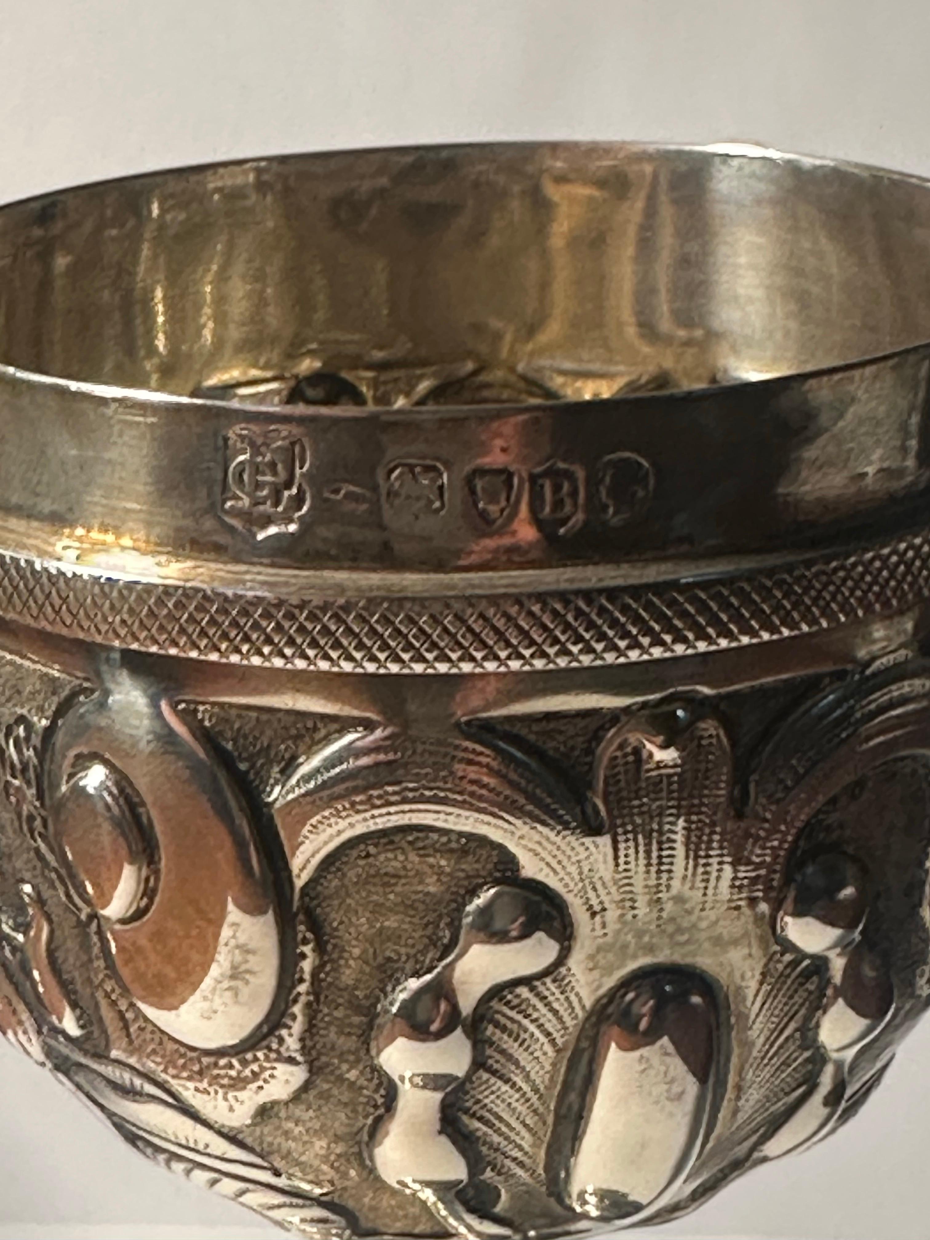 Pareja de copas de plata de ley repujada de la época victoriana por George Lambert 1877 en venta 12
