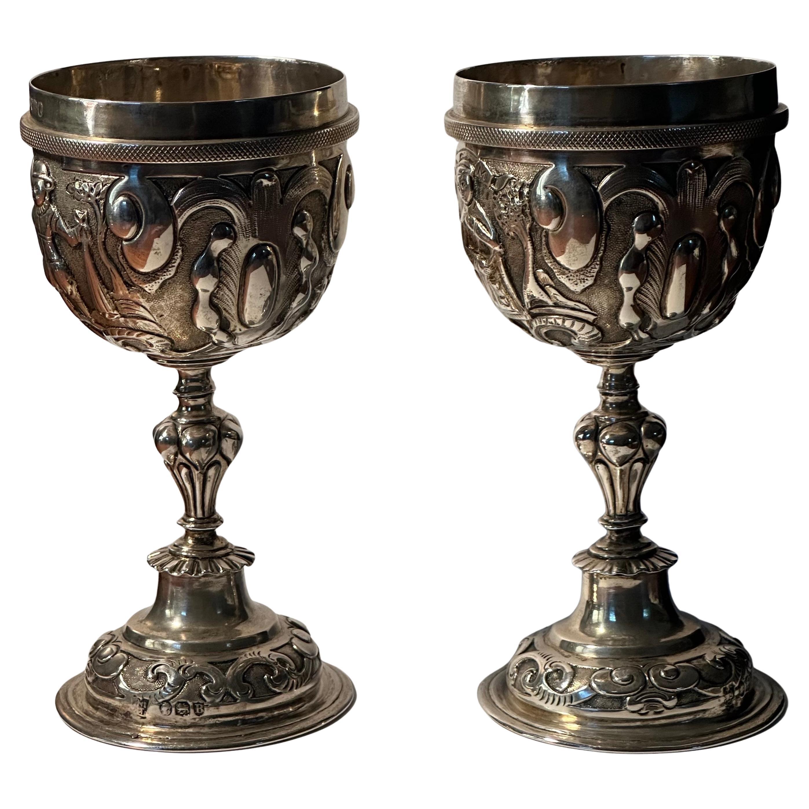 Pareja de copas de plata de ley repujada de la época victoriana por George Lambert 1877 en venta 13