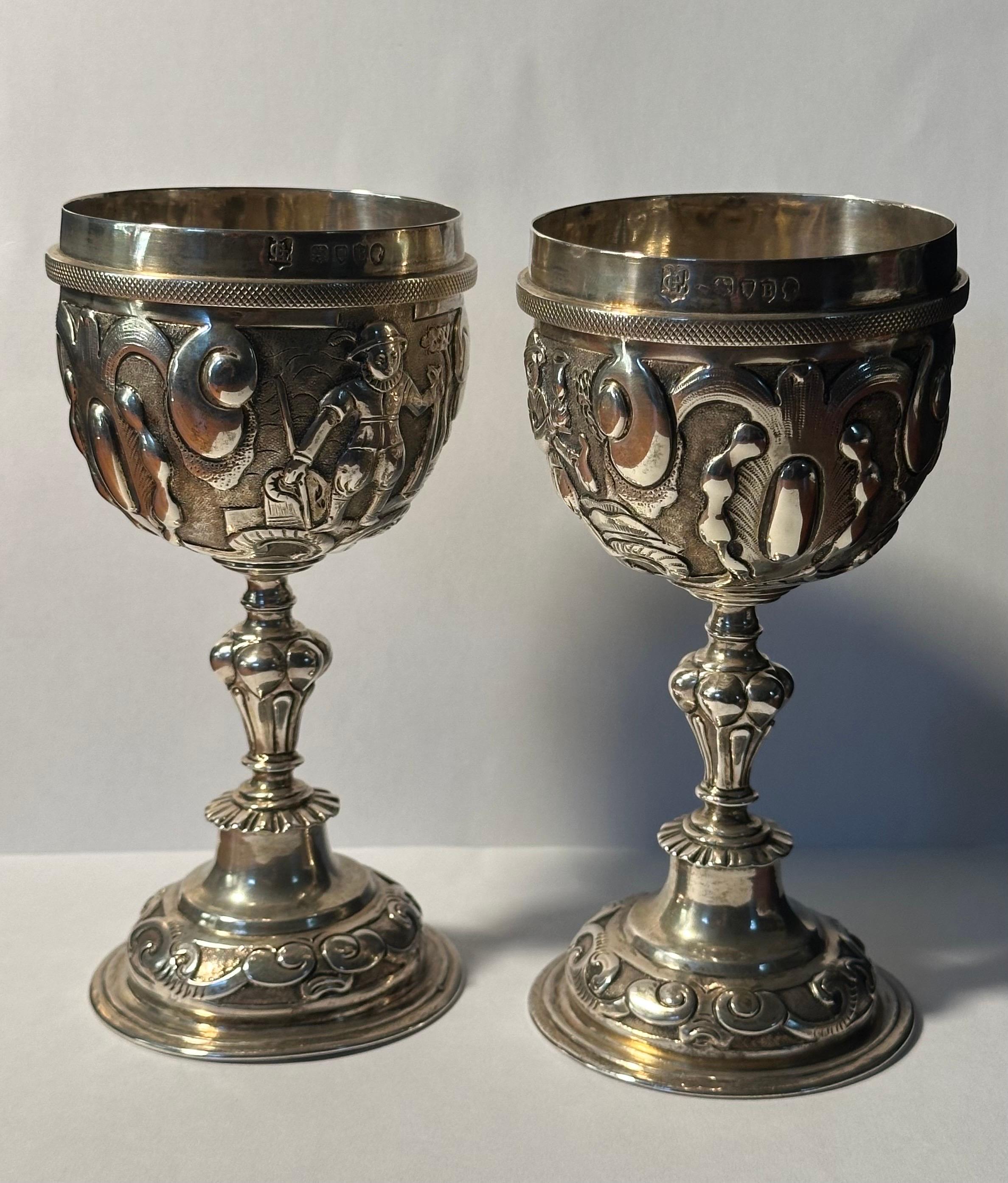 Pareja de copas de plata de ley repujada de la época victoriana por George Lambert 1877 en Bueno estado para la venta en San Diego, CA