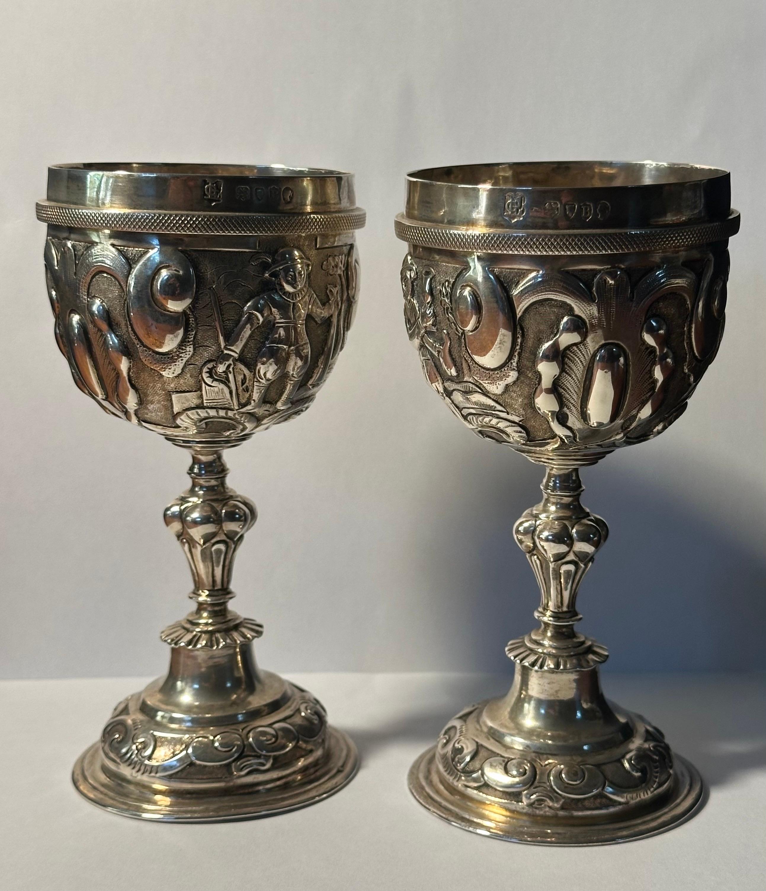 Pareja de copas de plata de ley repujada de la época victoriana por George Lambert 1877 siglo XIX en venta