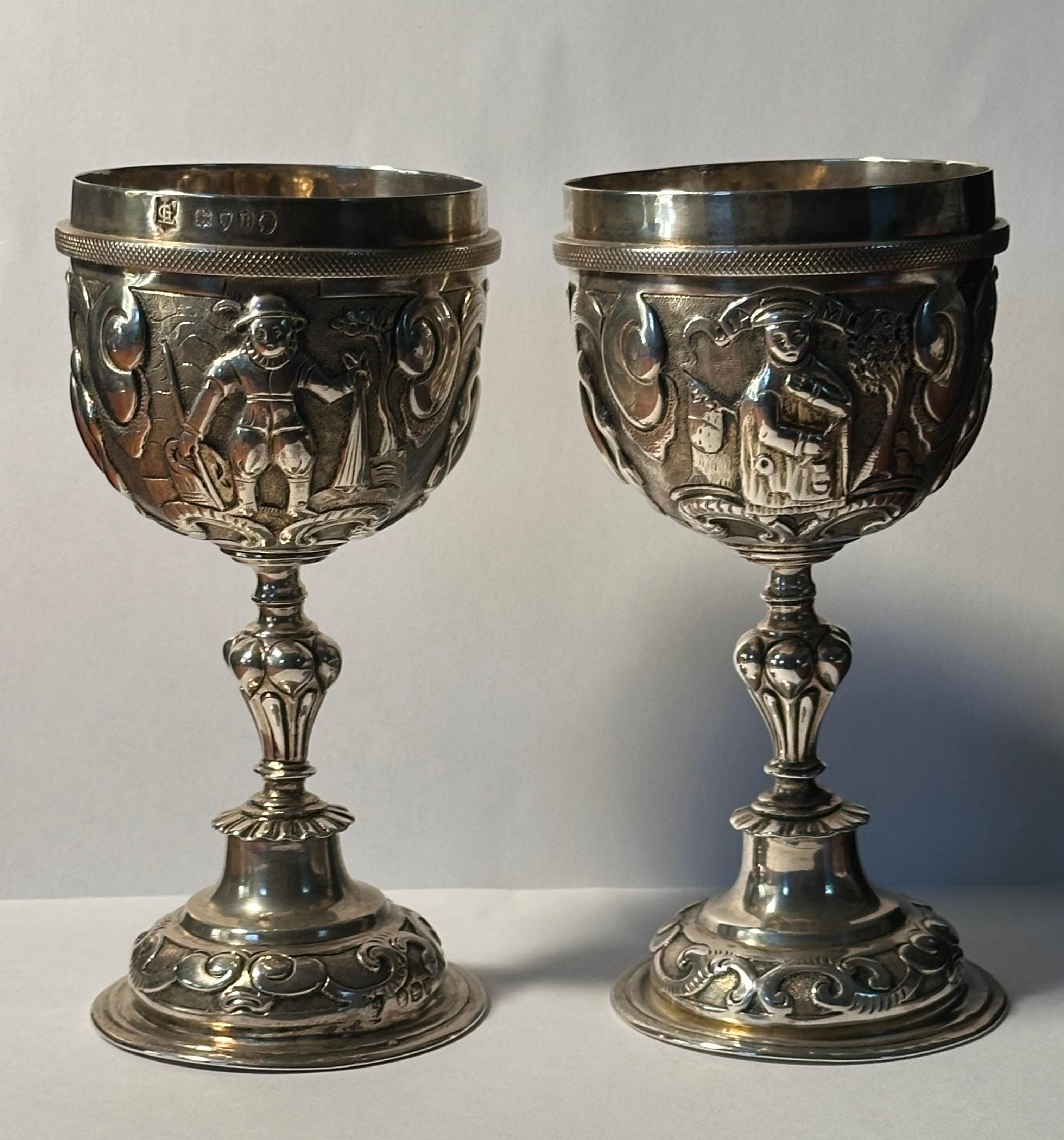 Pareja de copas de plata de ley repujada de la época victoriana por George Lambert 1877 Plata esterlina en venta