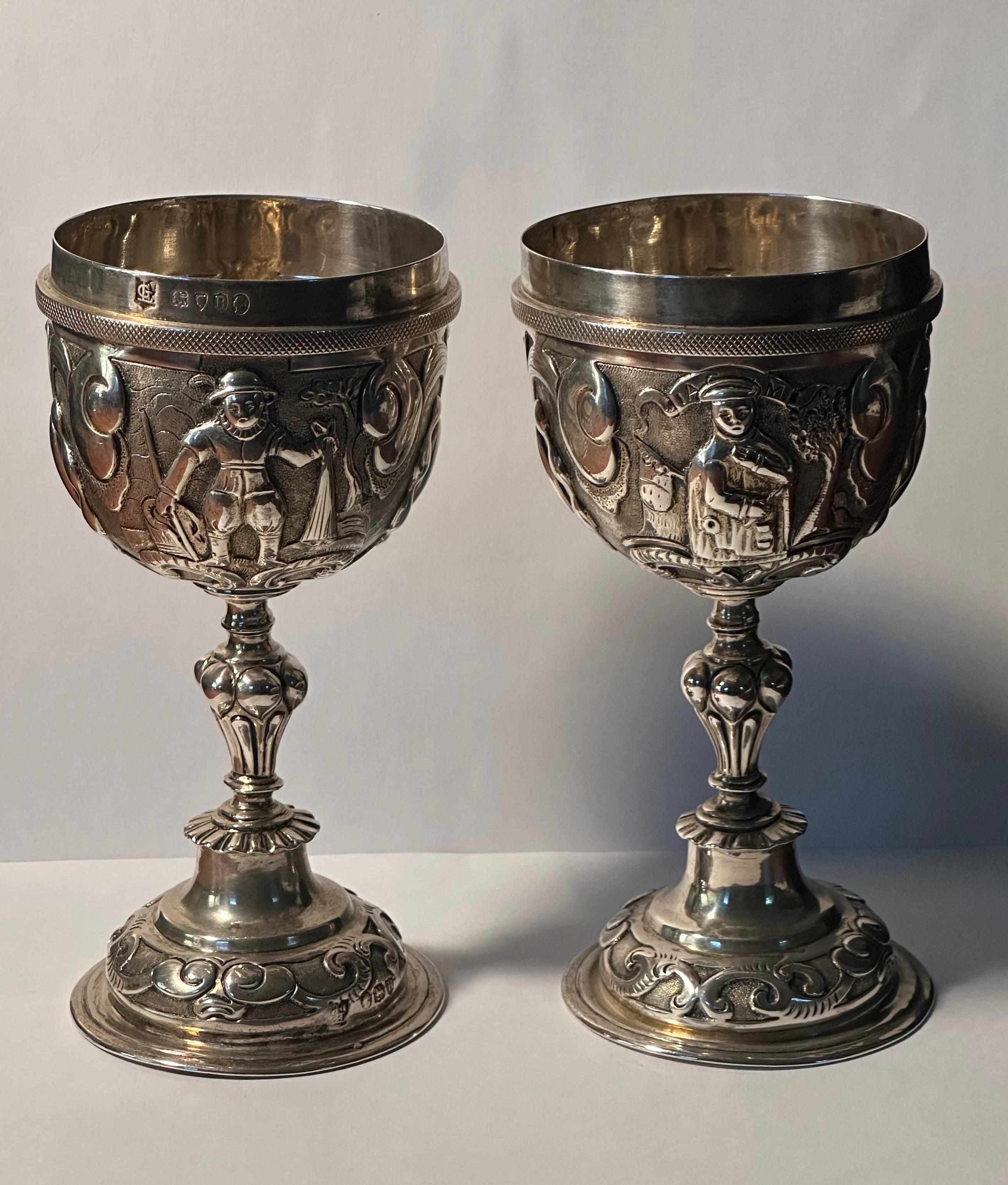 Pareja de copas de plata de ley repujada de la época victoriana por George Lambert 1877 en venta 1