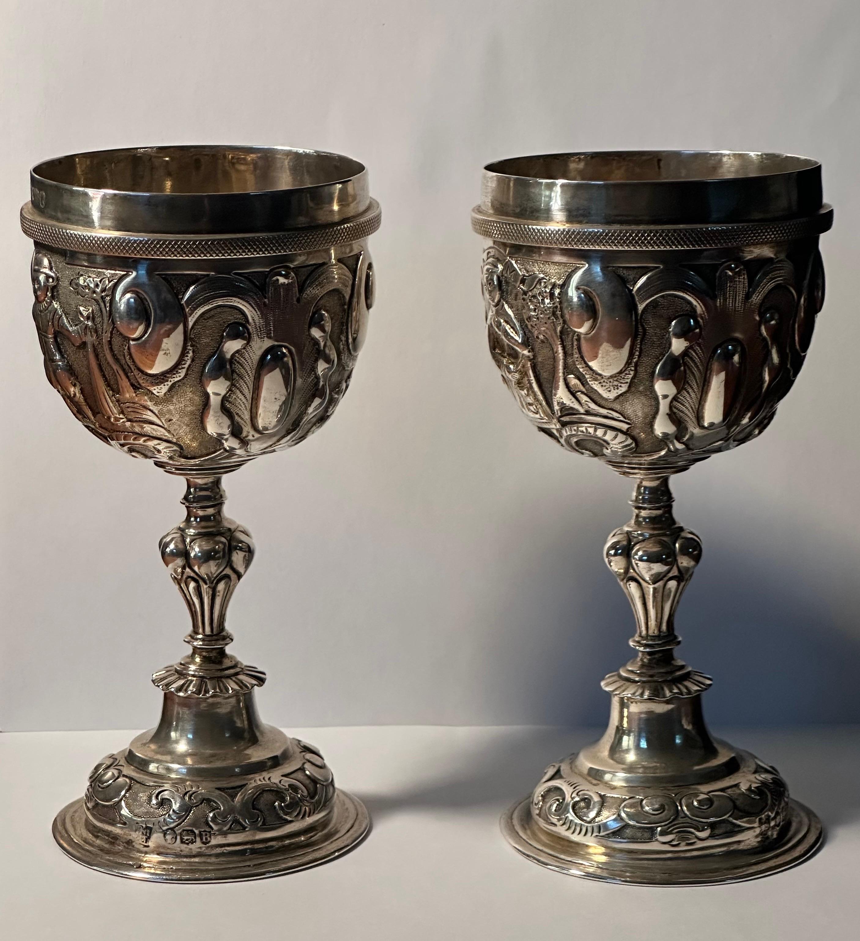 Pareja de copas de plata de ley repujada de la época victoriana por George Lambert 1877 en venta 2