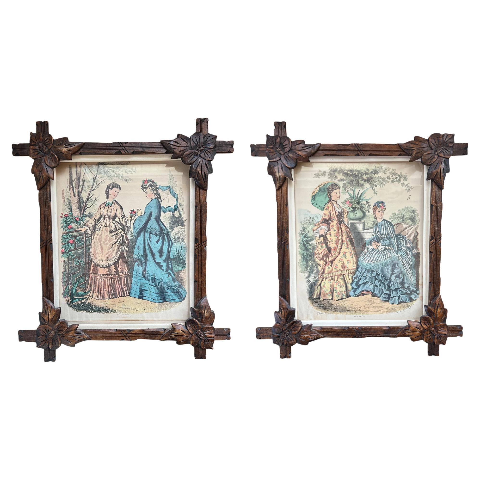 Paire de gravures de mode victoriennes dans des cadres sculptés de Black Forest, C.C.