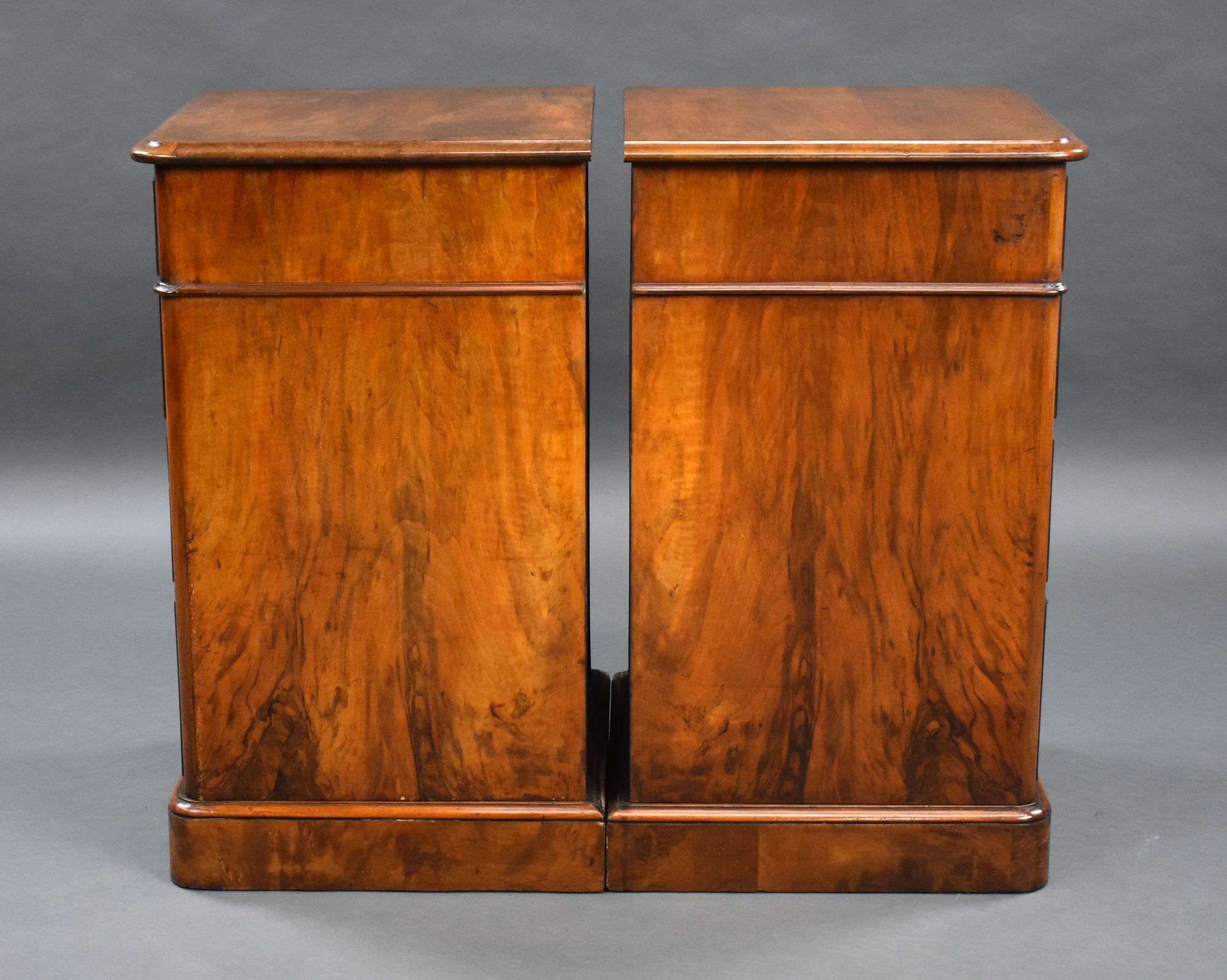 Pair of Victorian Figured Walnut Bedside Chests In Good Condition In Chelmsford, Essex