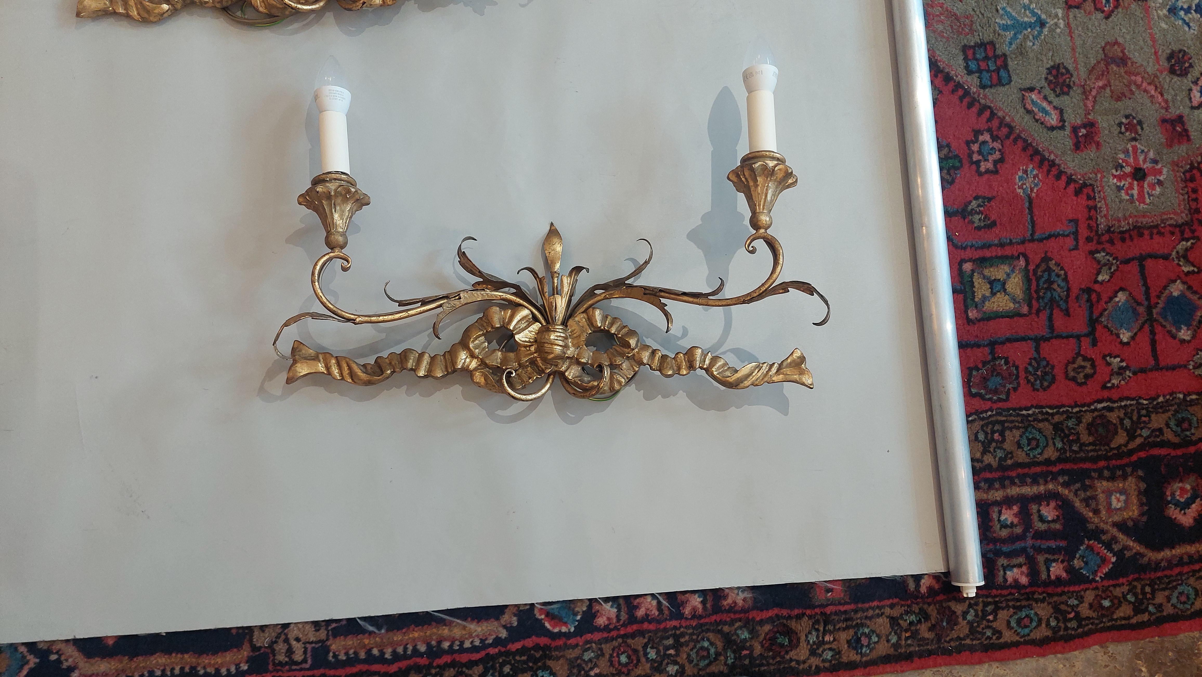 Pareja de apliques victorianos de dos ramas de madera dorada Inglés en venta