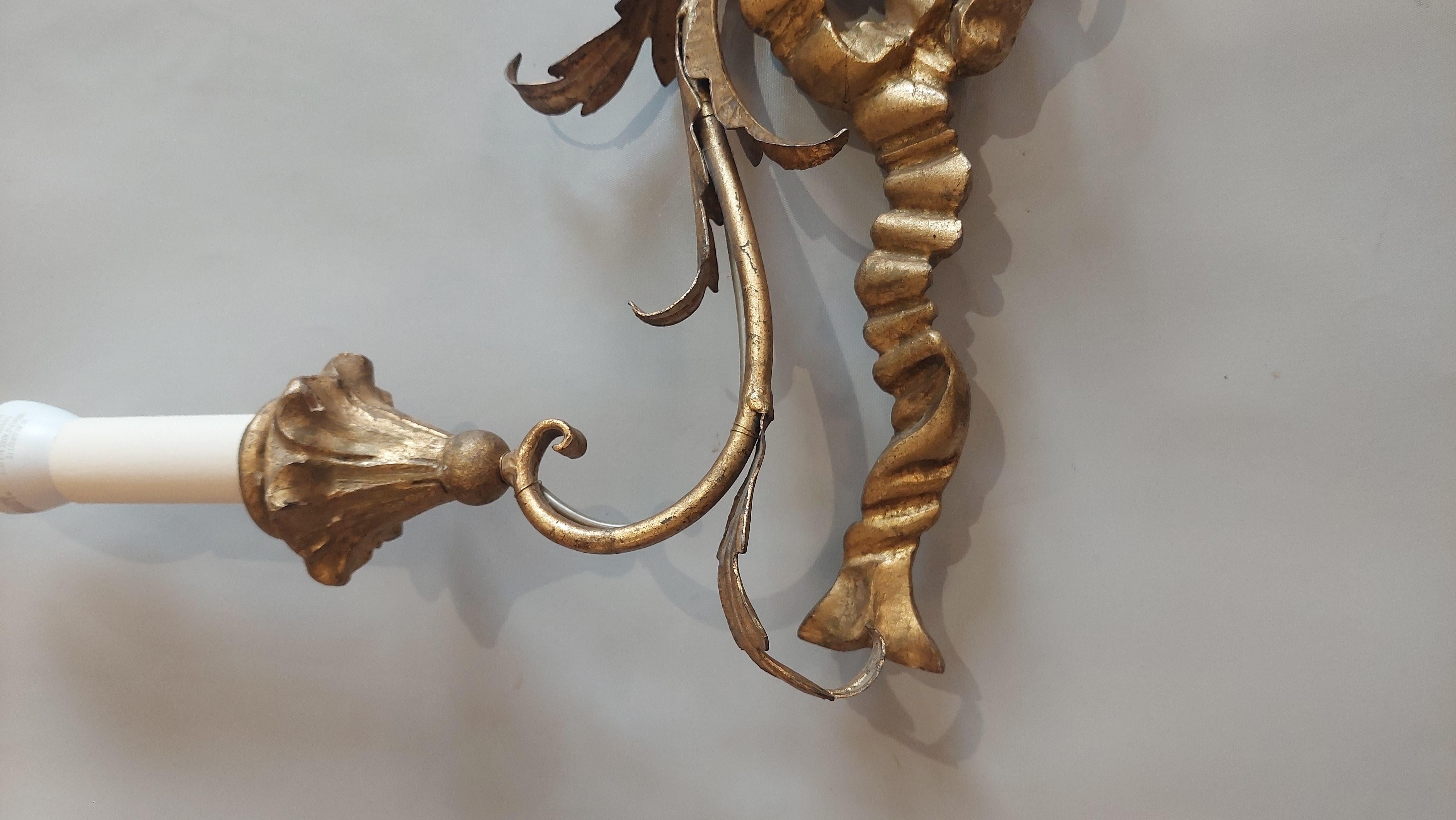 Pareja de apliques victorianos de dos ramas de madera dorada siglo XIX en venta